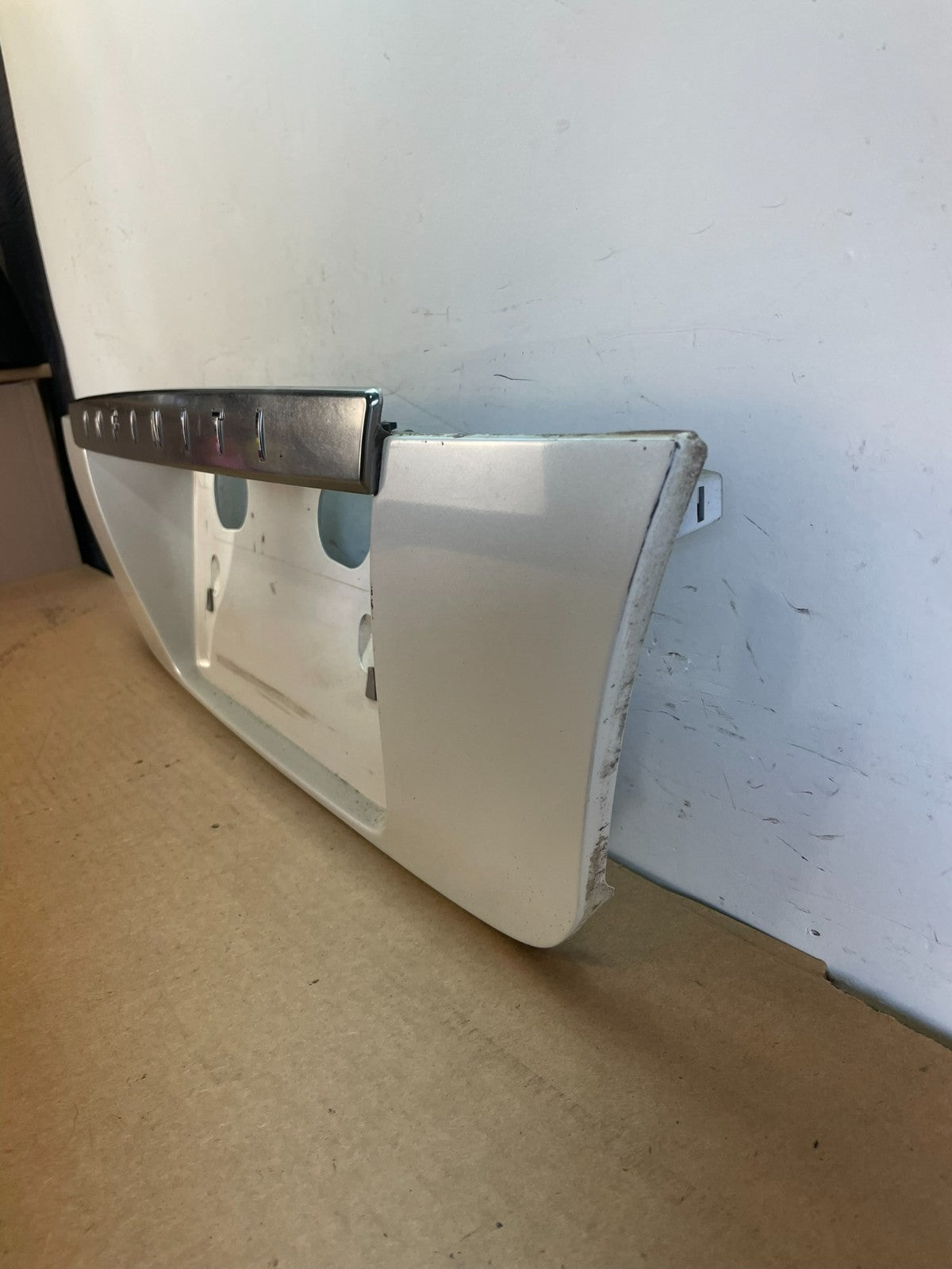 2002 2003 2004 Infiniti I35 Trunk Lid Rear License Plate Garnish AF8800 DG1