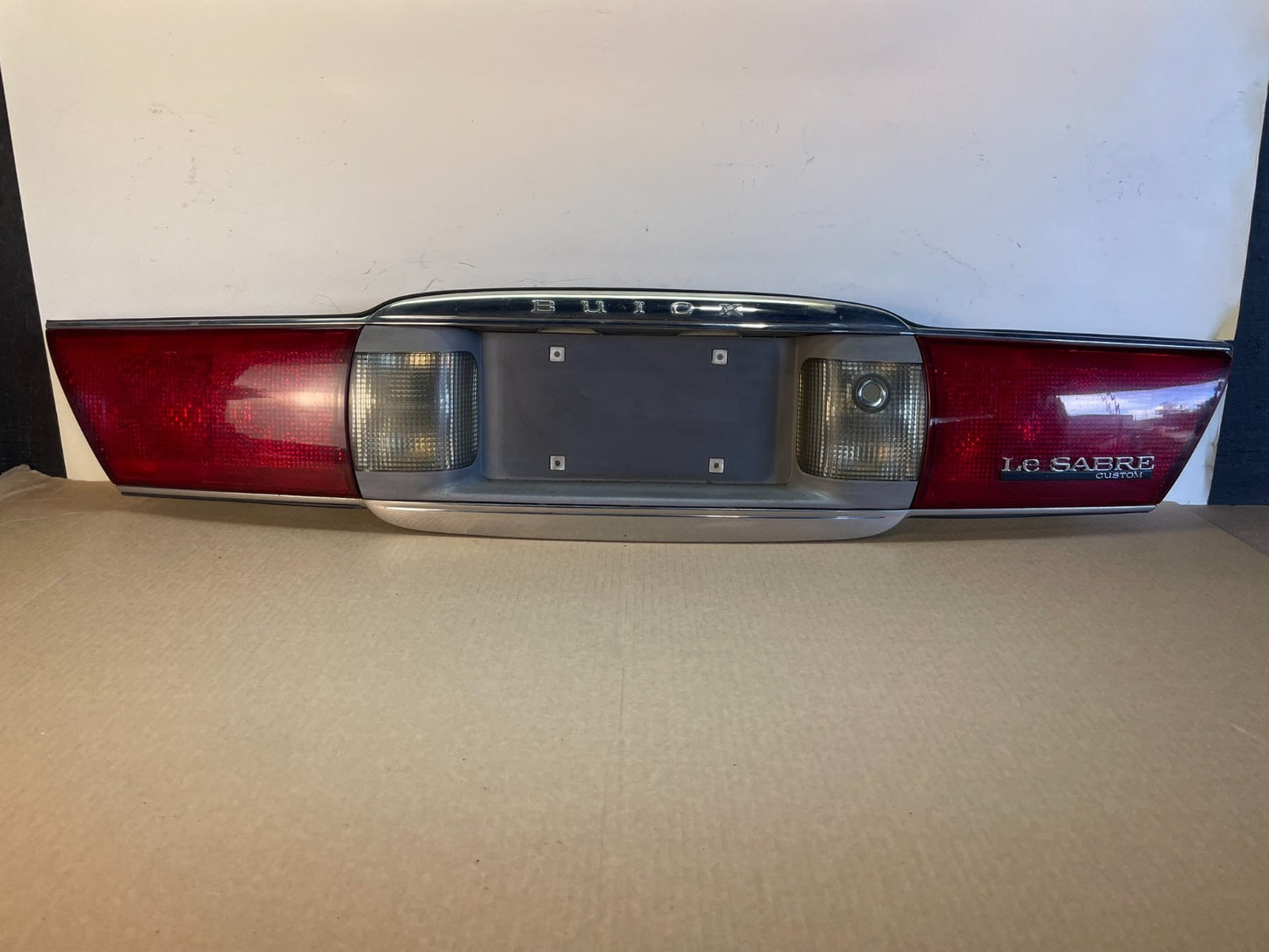 2000 to 2005 Buick Lesabre Trunk Rear Center Tail Light Panel AG7541 DG0