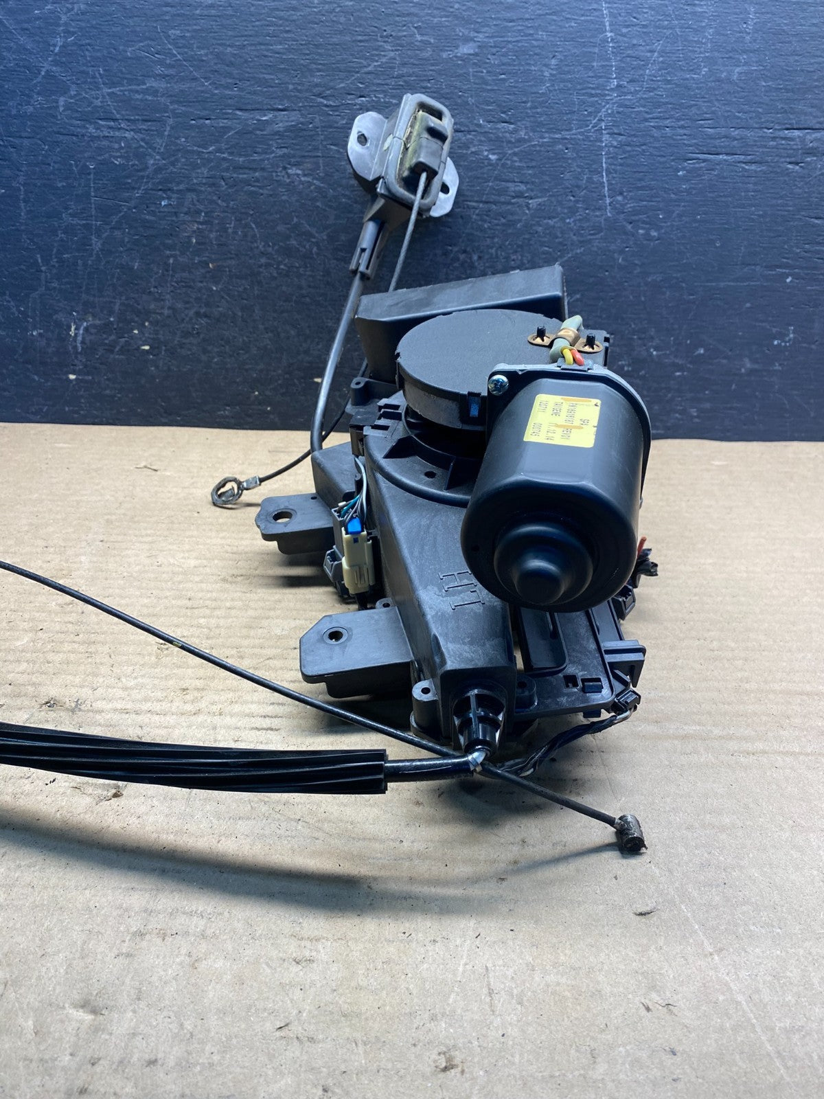 2011 to 2014 Kia Sedona Left Rear Side Sliding Door Power Motor AE0087 DG1