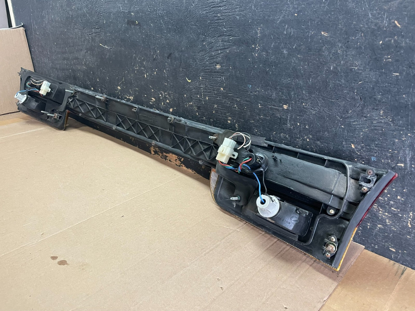 1995 to 1996 Subaru Legacy Wagon Trunk Mounted Center Tail Light Panel z8540 DG10