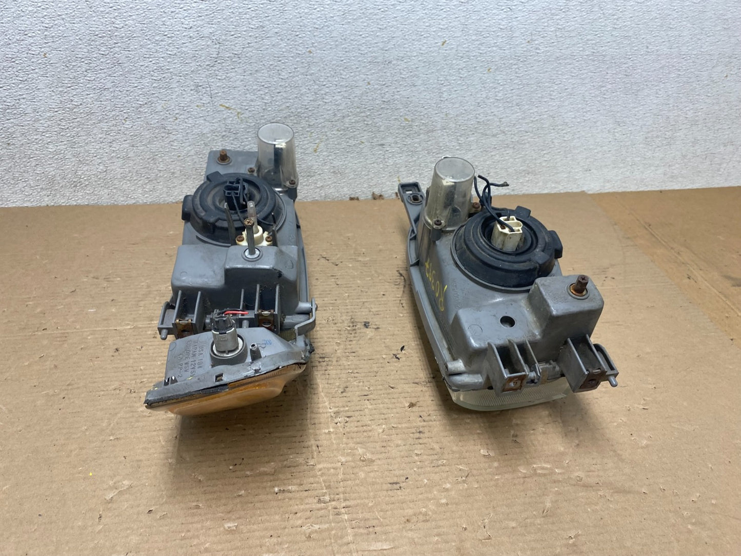 1993 to 1996 Subaru Impreza Wagon Left+Right Set Side Halogen Headlight R0387 DG12