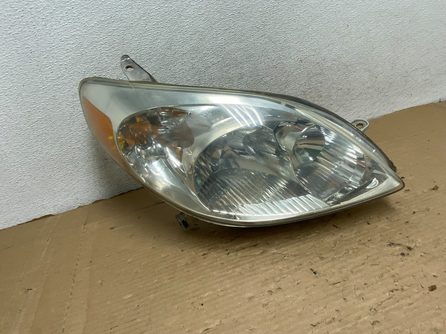 2003 to 2008 Toyota Matrix Right Passenger RH Side Halogen Headlight AG8300 DW0