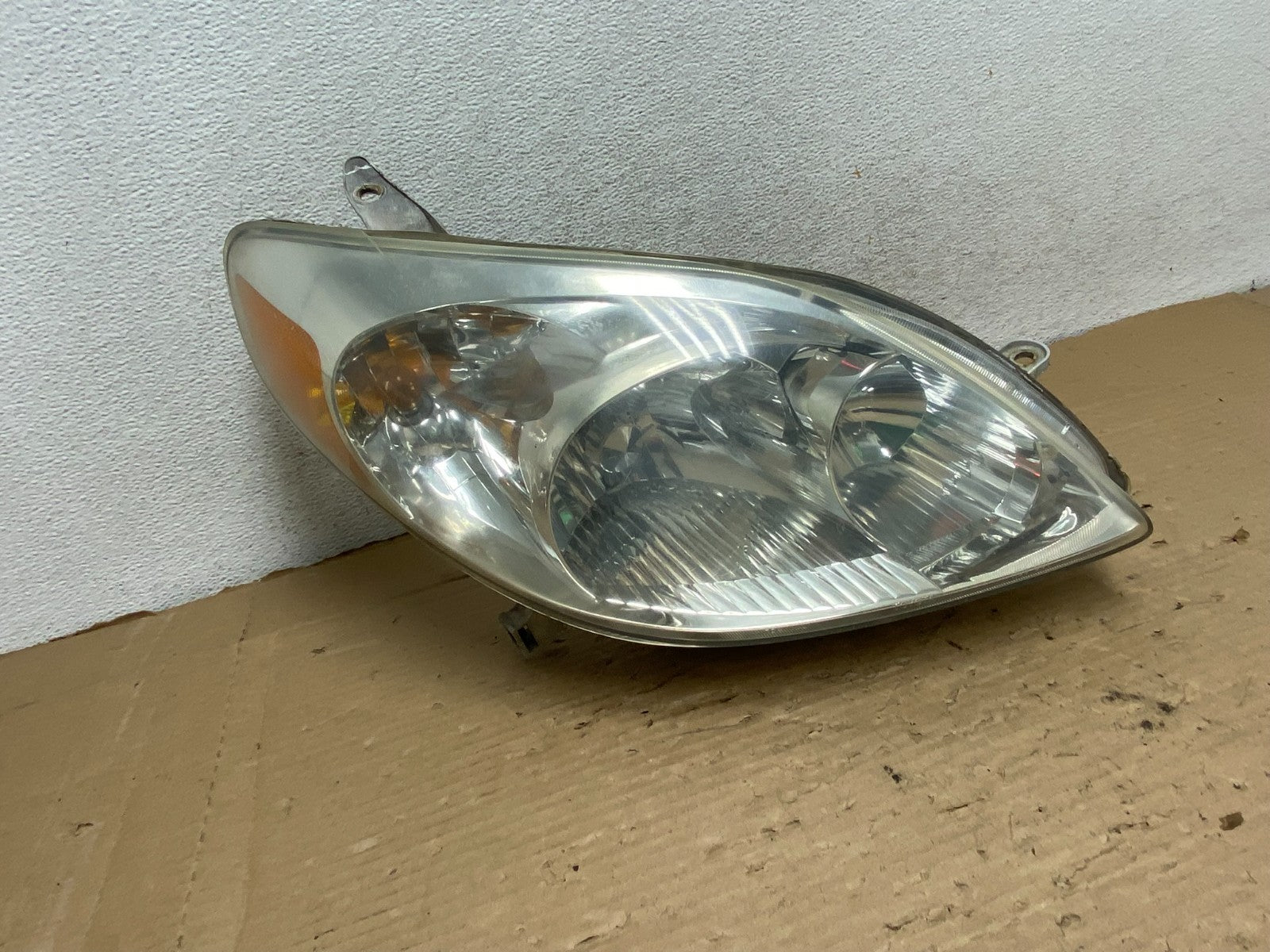 2003 to 2008 Toyota Matrix Right Passenger RH Side Halogen Headlight AG8300 DW0