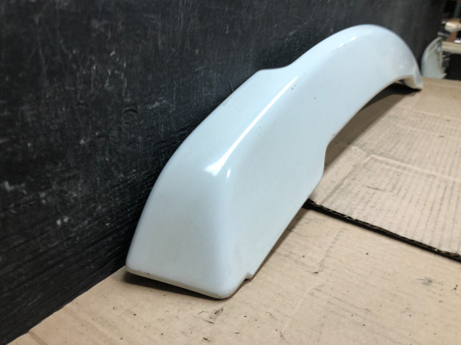 2008 to 2014 Land Rover LR2 Rear Trunk Tail Light Lift Gate Spoiler G7980 DG12