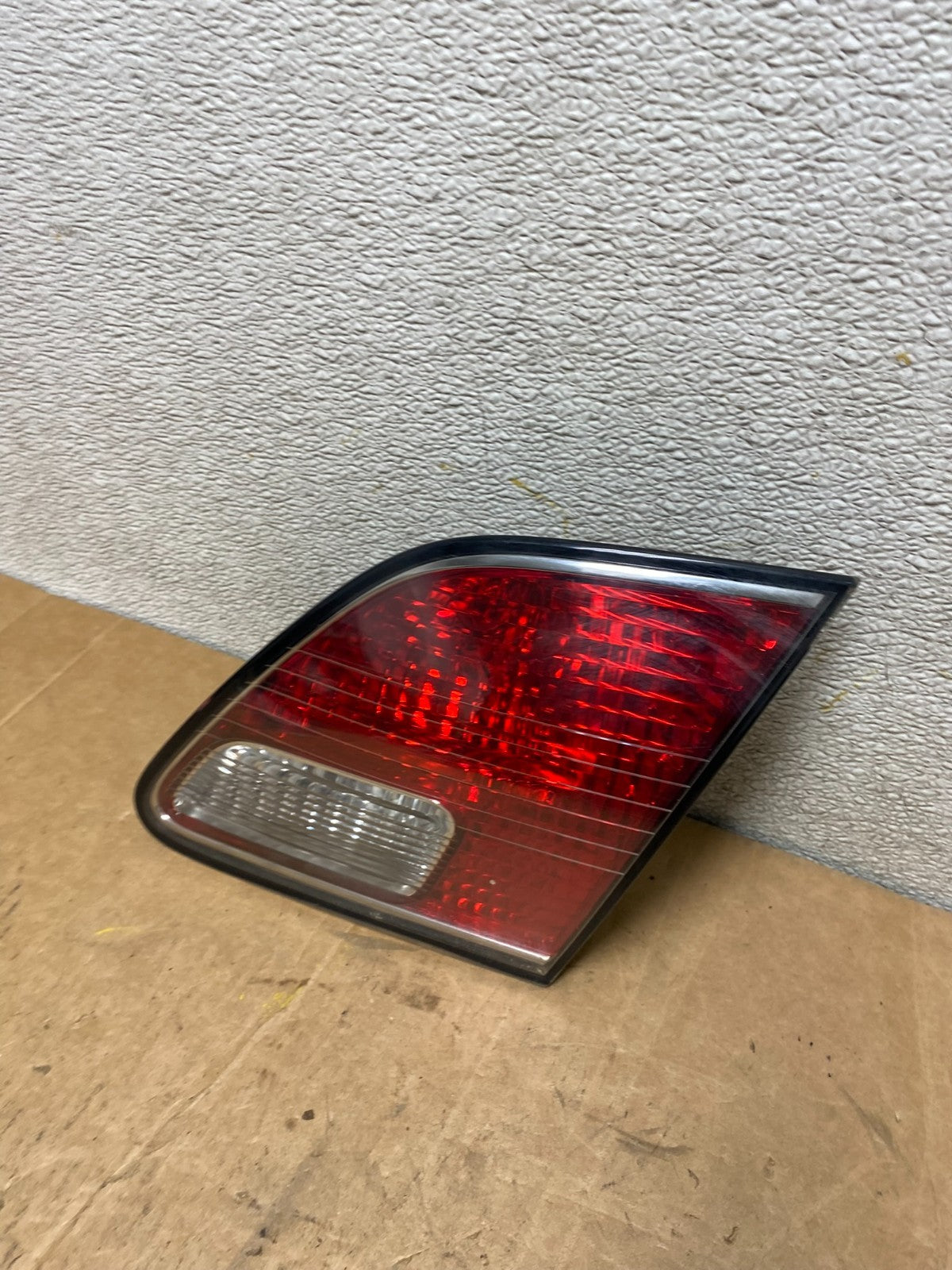 2002 2003 2004 Lexus Es300 Es330 Right Passenger Inner Tail Light T2477 DW1