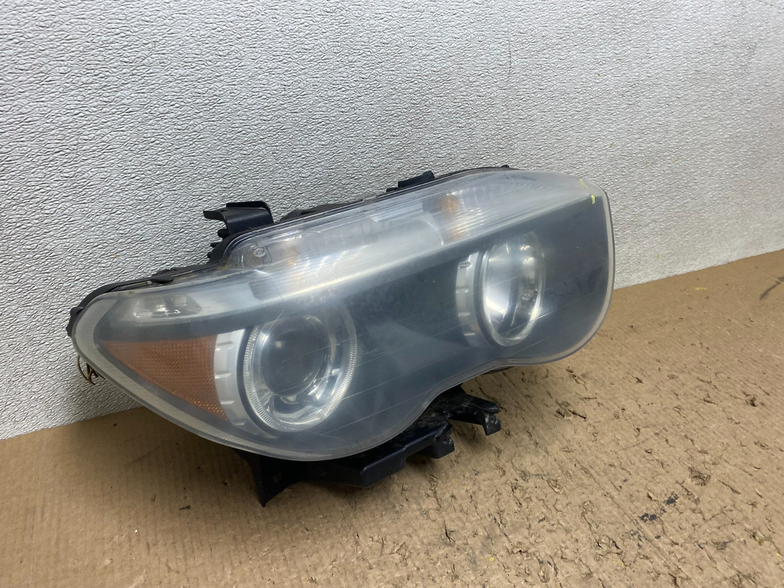 2002 to 2005 BMW 7 Series 745i Xenon Right Passenger Headlight W8094 DW2