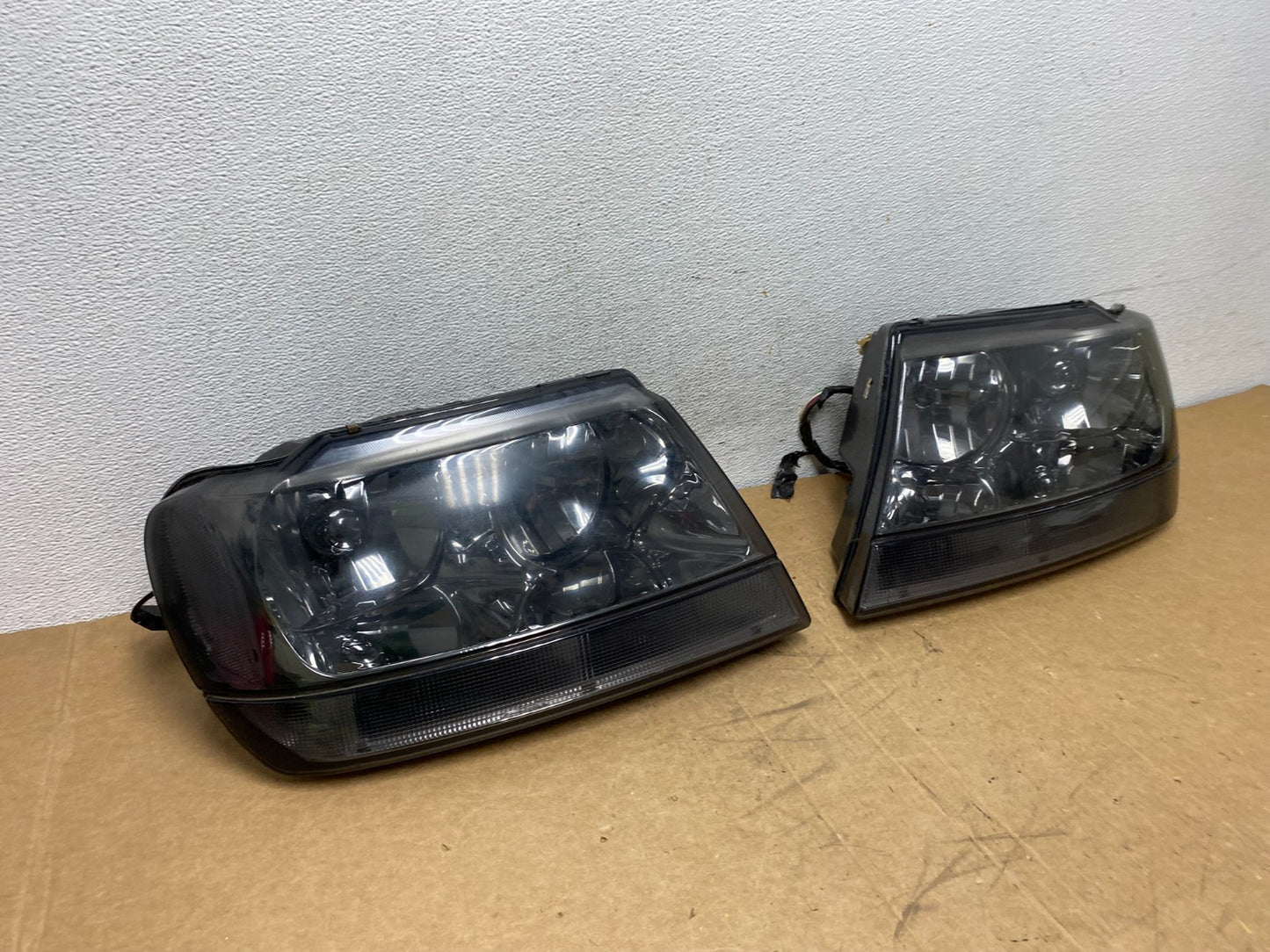 1999 - 2004 Jeep Grand Cherokee Left+Right Set Halogen Headlights AD6329 DW2