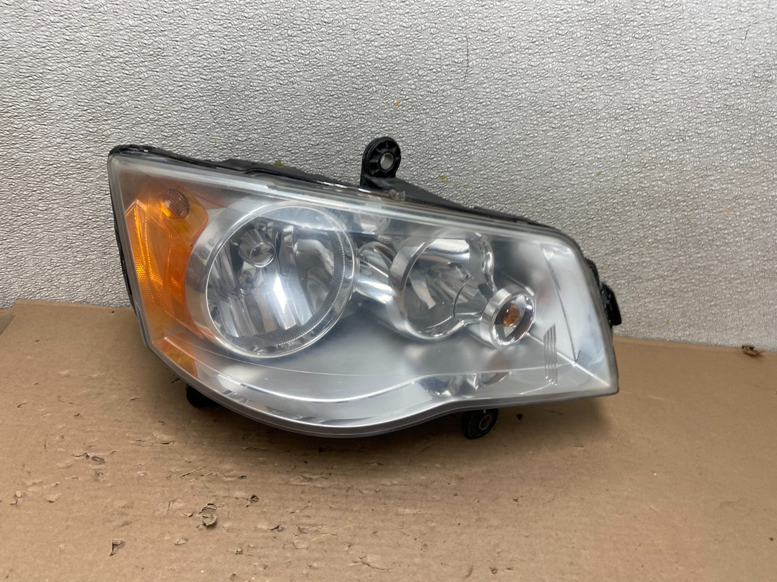 2011 to 2016 Chrysler Town and Country Right Passenger Headlight AB0194 DW0