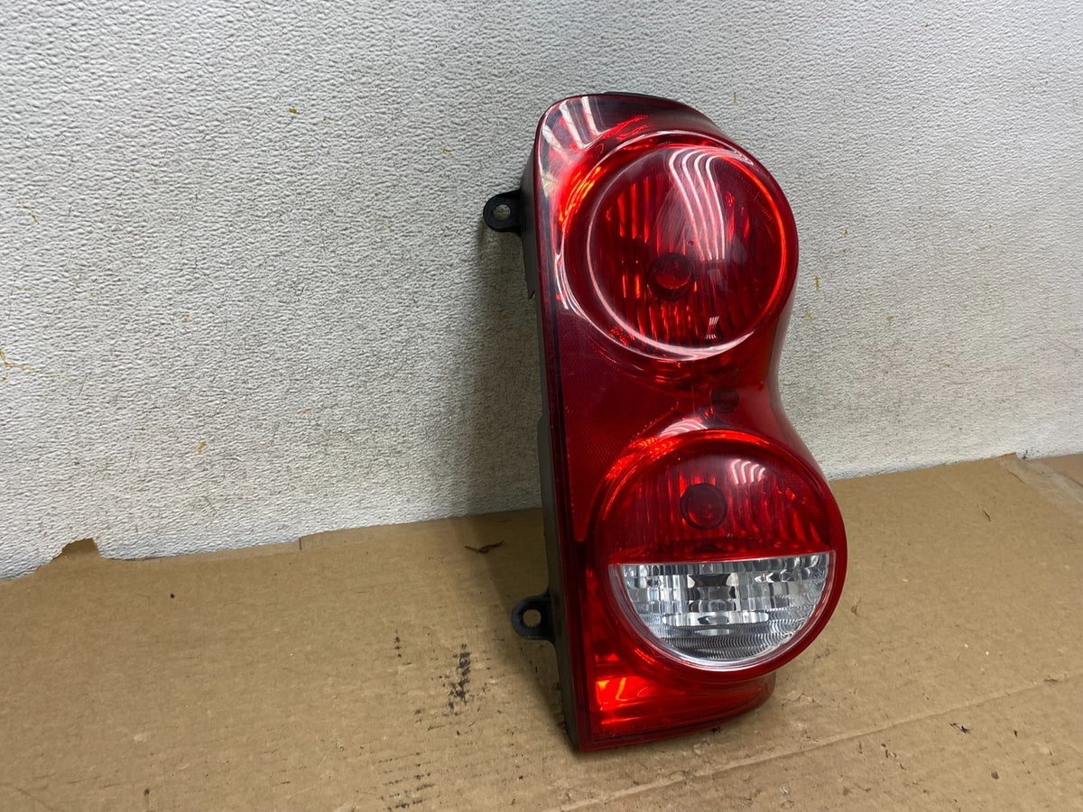 2004-2009 Dodge Durango Tail Light Right Passenger RH Side AH8169 DW1