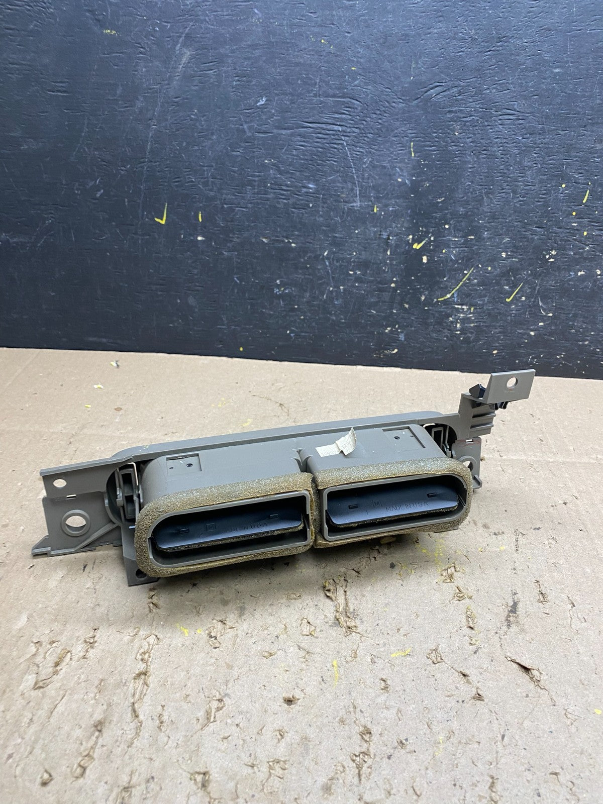 1997 to 1999 Cadillac Deville Front Center Dash A/C Air Vent U5359 DG3