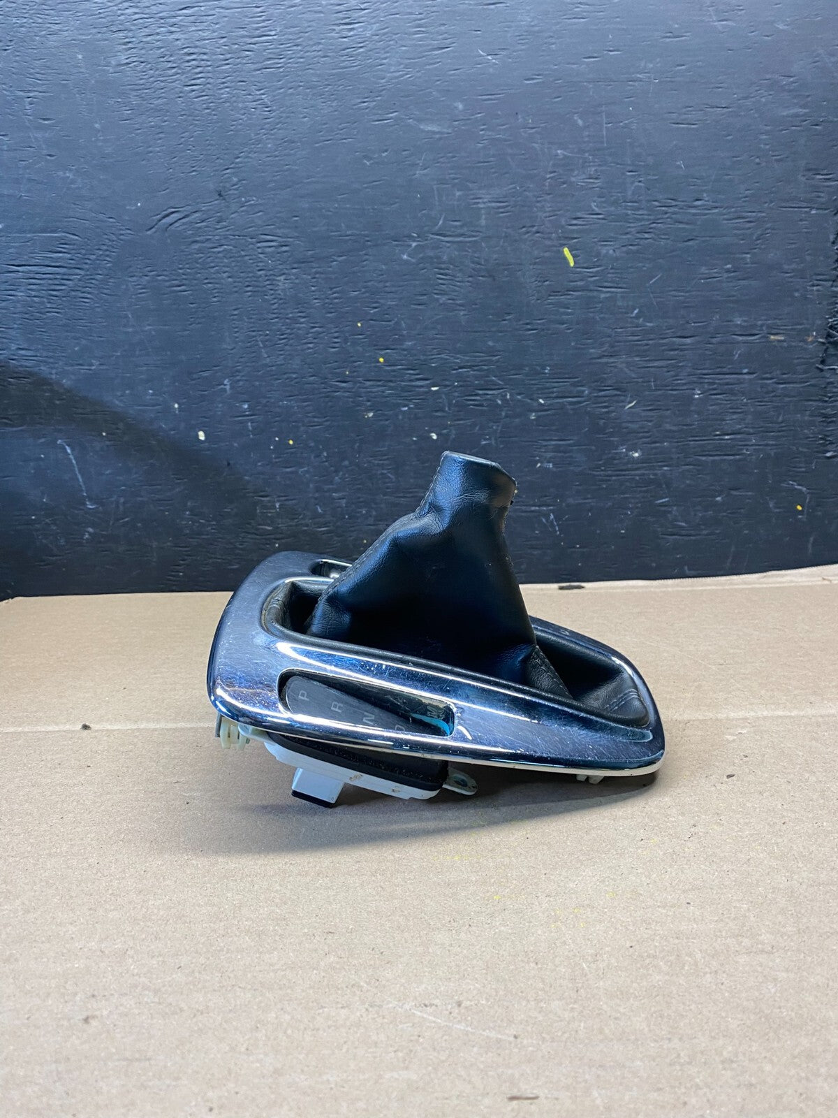 2013 Chevrolet Malibu Center Floor Shifter Trim Bezel J4647 DG2