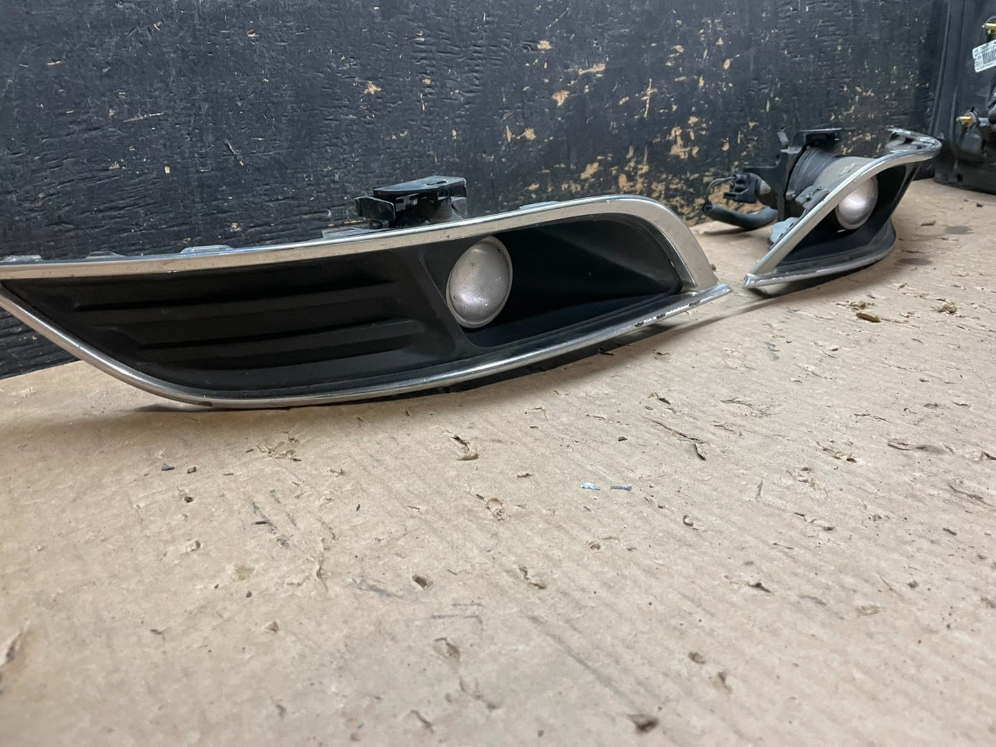 2013 to 2016 Lincoln MKT Left+Right Set Front Fog Light Bezel OEM z3496 DG2