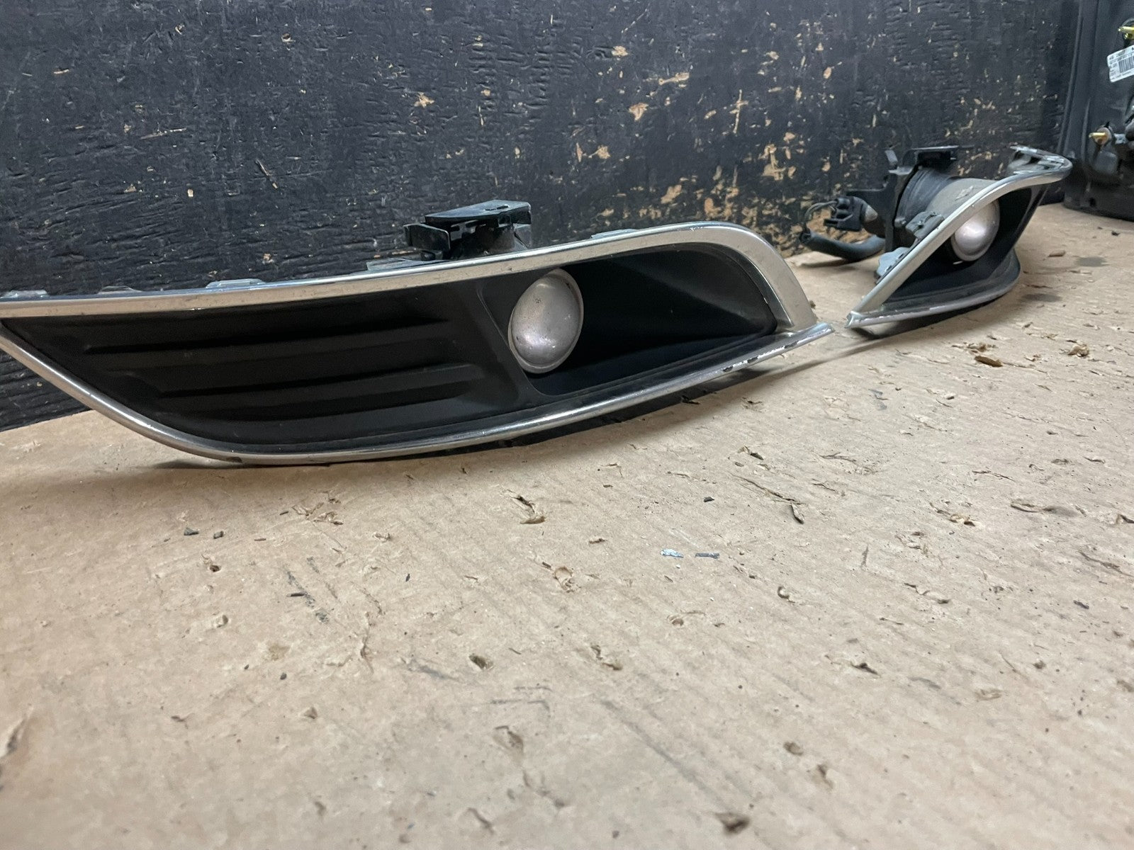 2013 to 2016 Lincoln MKT Left+Right Set Front Fog Light Bezel OEM z3496 DG2