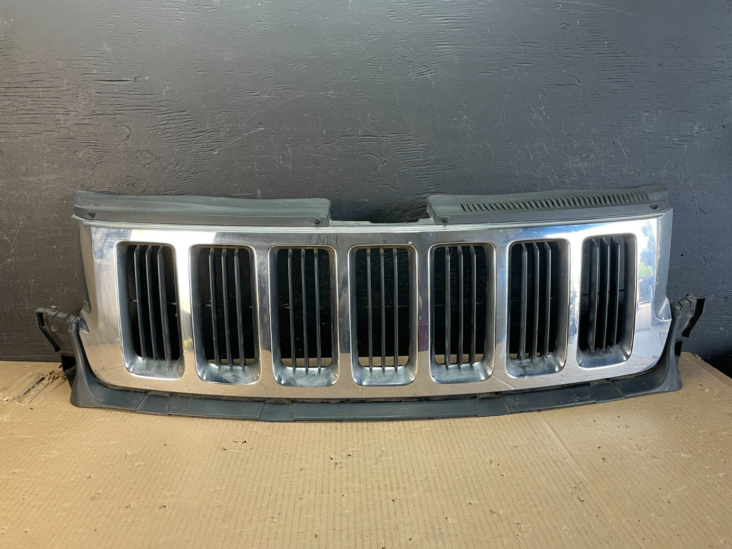2011 to 2013 Jeep Grand Cherokee Front Upper Grill Grille AE3771 DG0