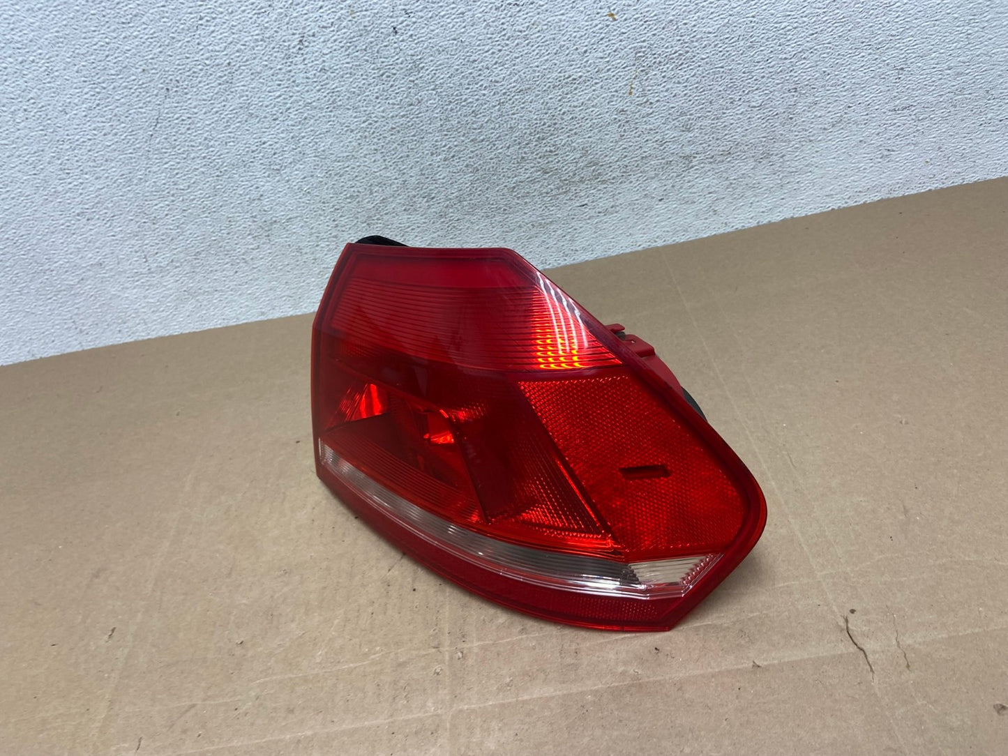 2012 to 2015 Volkswagen Passat Right Passenger Rh Side Tail light AE4972 LK1