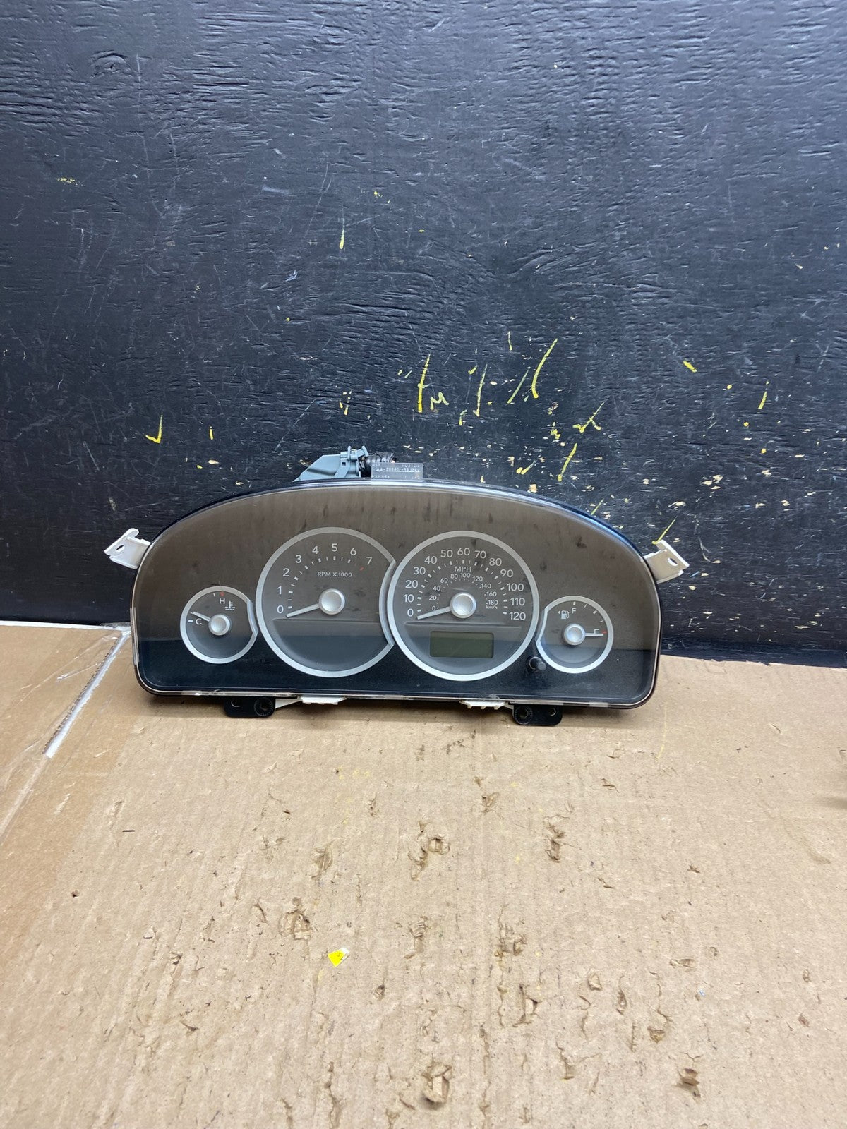 2005 to 2006 Mazda Tribute Speedometer Cluster ab5562 DG0