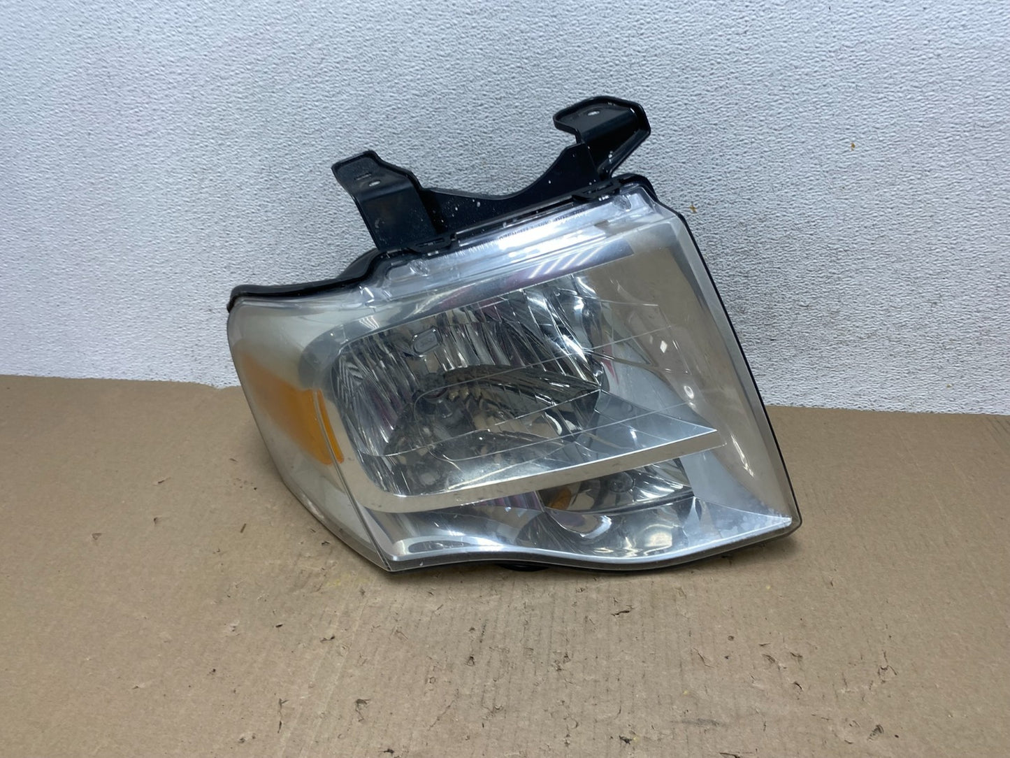 2007 to 2014 Ford Expedition Right Passenger RH side Headlight Halogen AG6966 DW0