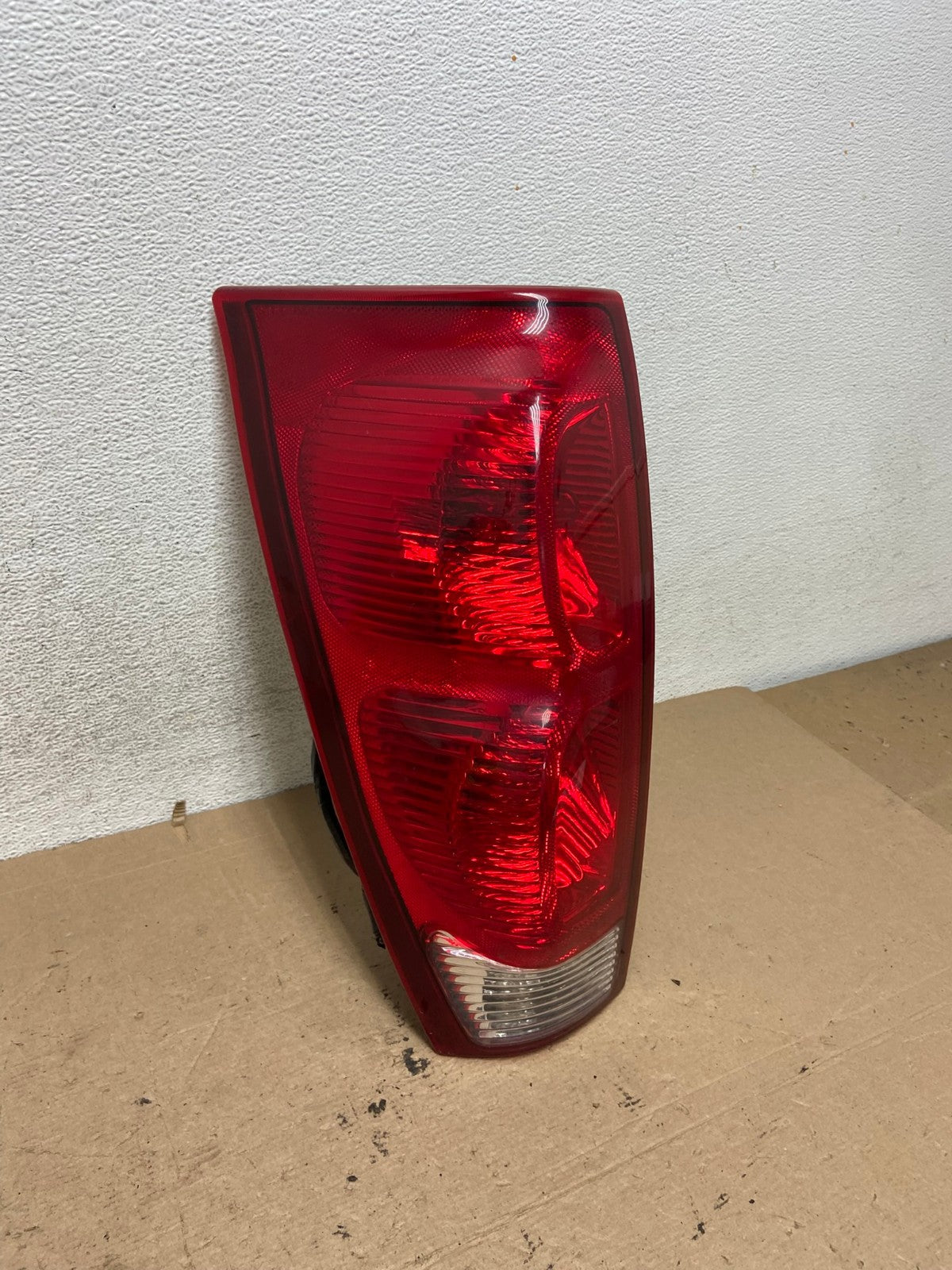 2002 to 2006 Chevrolet Avalanche Left Driver LH Tail Light AF5001 LK2