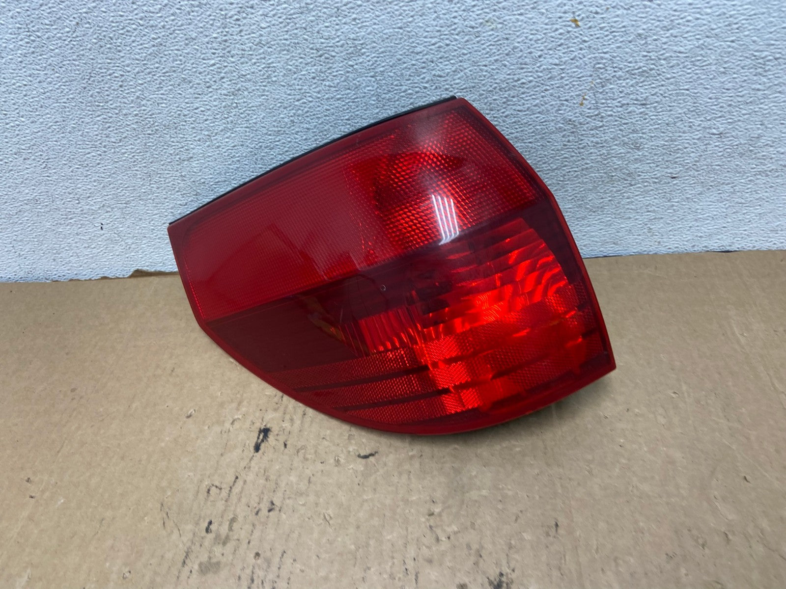 2004 to 2005 Toyota Sienna Left Driver LH Side Tail Light AG2256 LK0