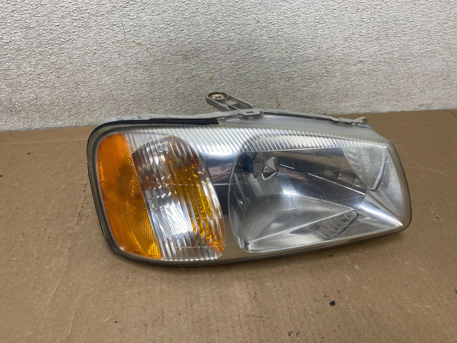 2000-2002 Hyundai Accent Right Passenger Halogen Headlight S0286 DW0