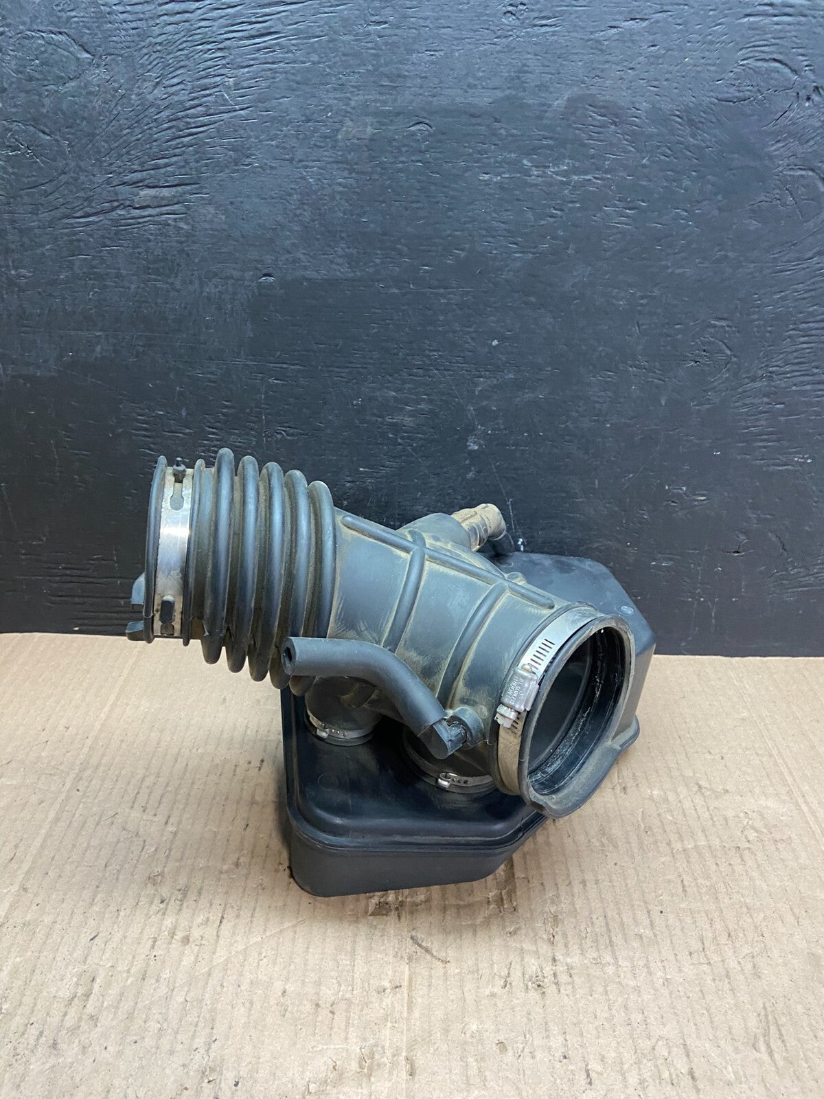 2007 to 2010 Lincoln MKX 3.7L Air Cleaner Box Resonator OEM D2692 DG12