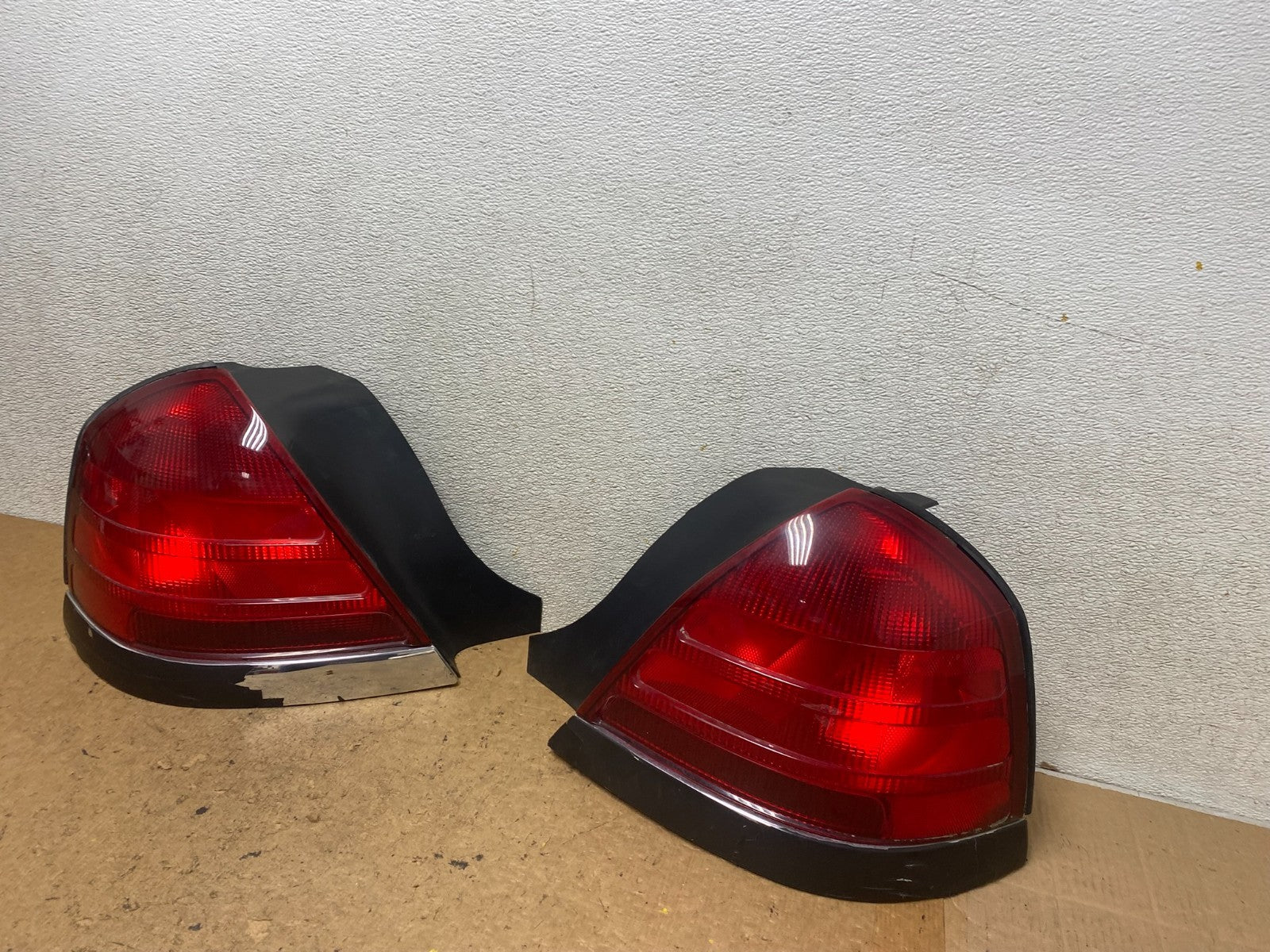 1998-2003 Ford Crown Victoria Left+Right Side Tail Lights T0989 DW1