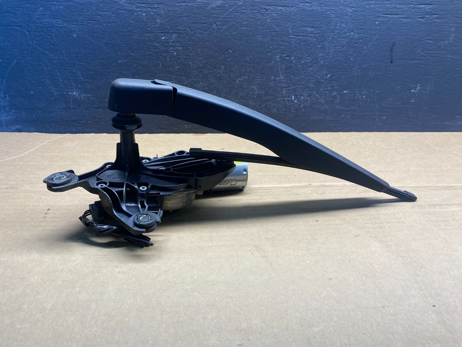 2011 to 2019 Ford Explorer Rear Windshield Wiper Motor ad3524 DG1