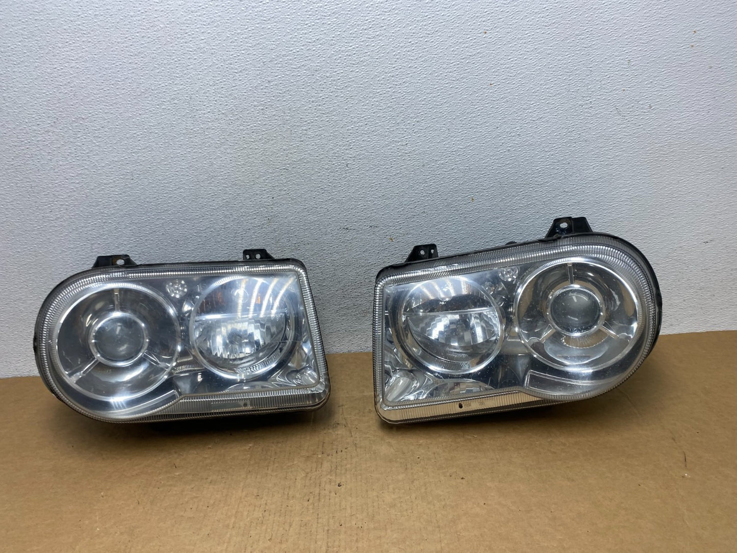 2005 to 2010 Chrysler 300C Left+Right Side Halogen Headlights AD4543 DW0
