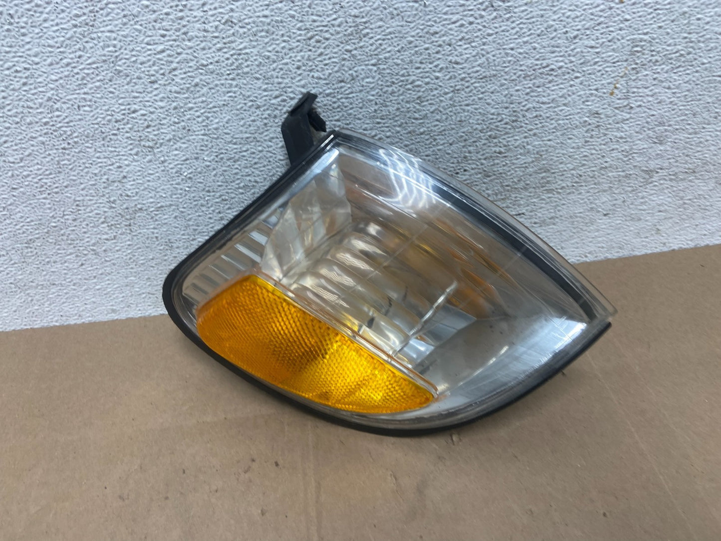 2005 to 2006 Toyota Tundra Right Passenger RH Side Turn Signal Light ae5971 DG0