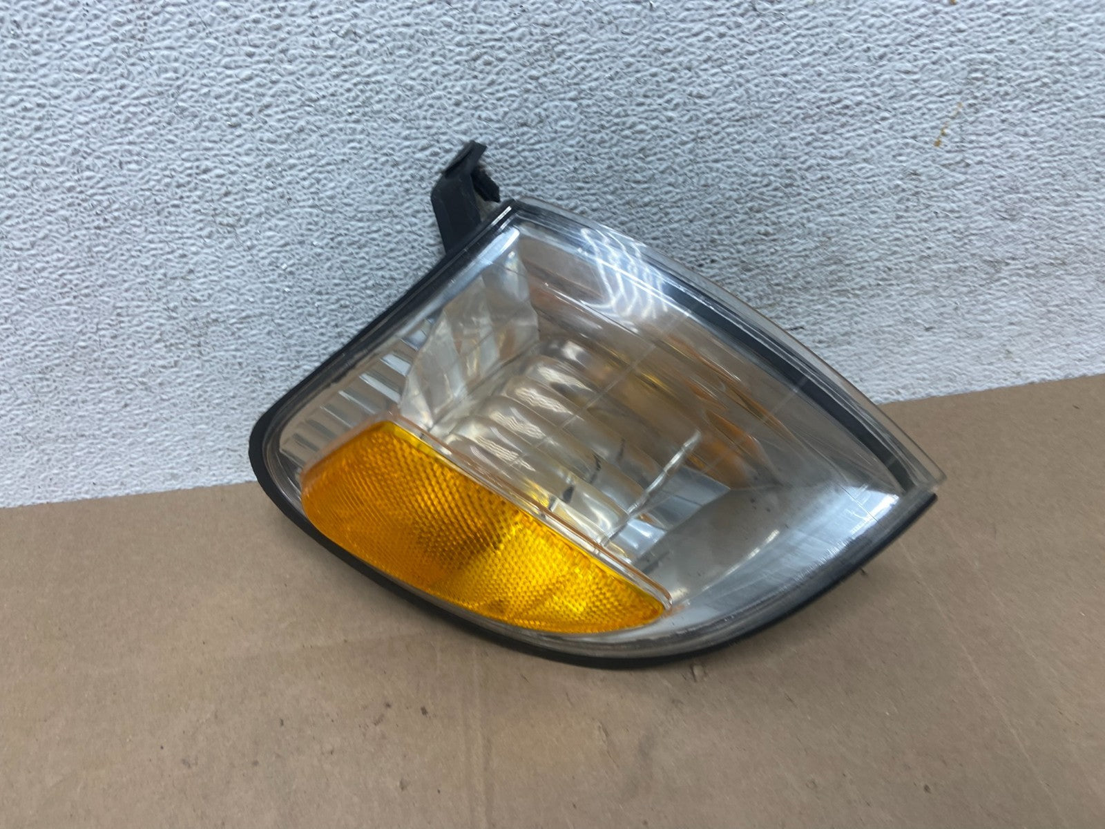 2005 to 2006 Toyota Tundra Right Passenger RH Side Turn Signal Light ae5971 DG0