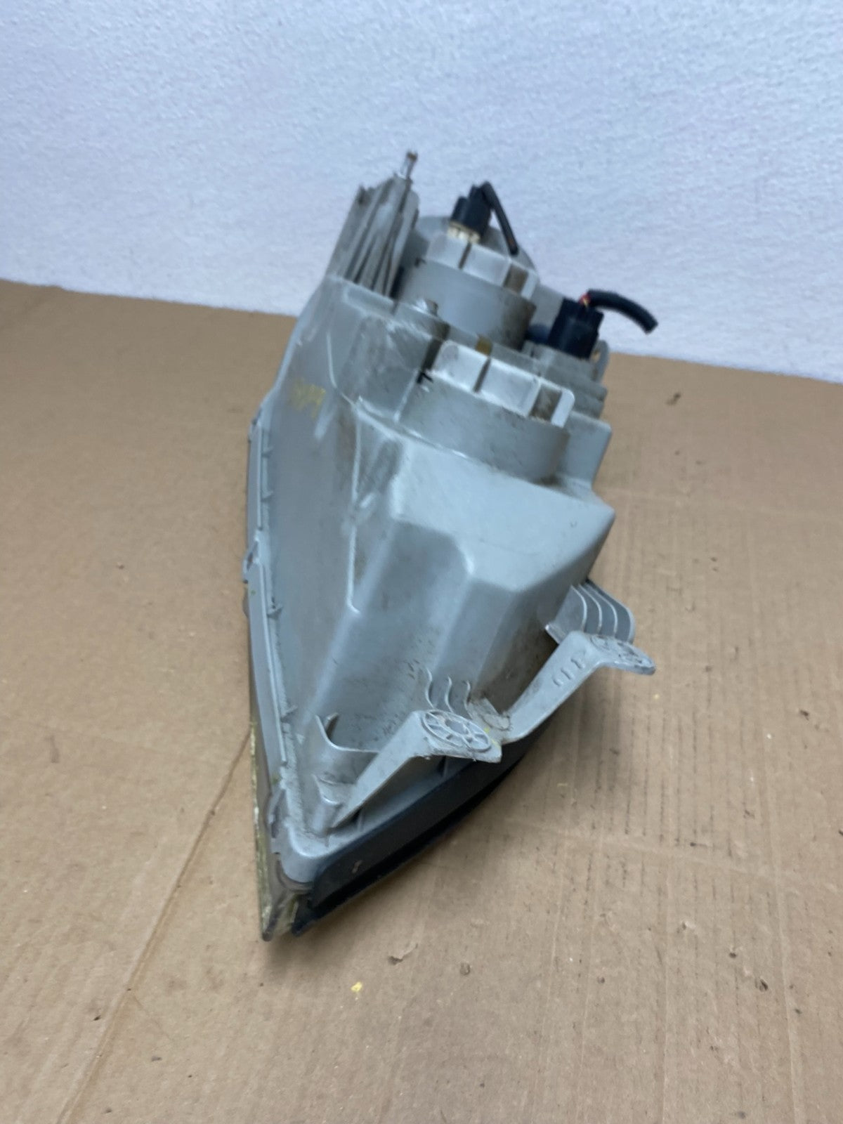 2002 to 2005 Kia Sedona Left Driver LH Side Headlight AB8109 DW6
