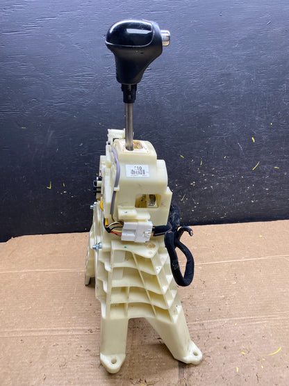 2017 to 2018 Kia Sedona Transmission Floor Gear Shifter OEM w9637 DG0