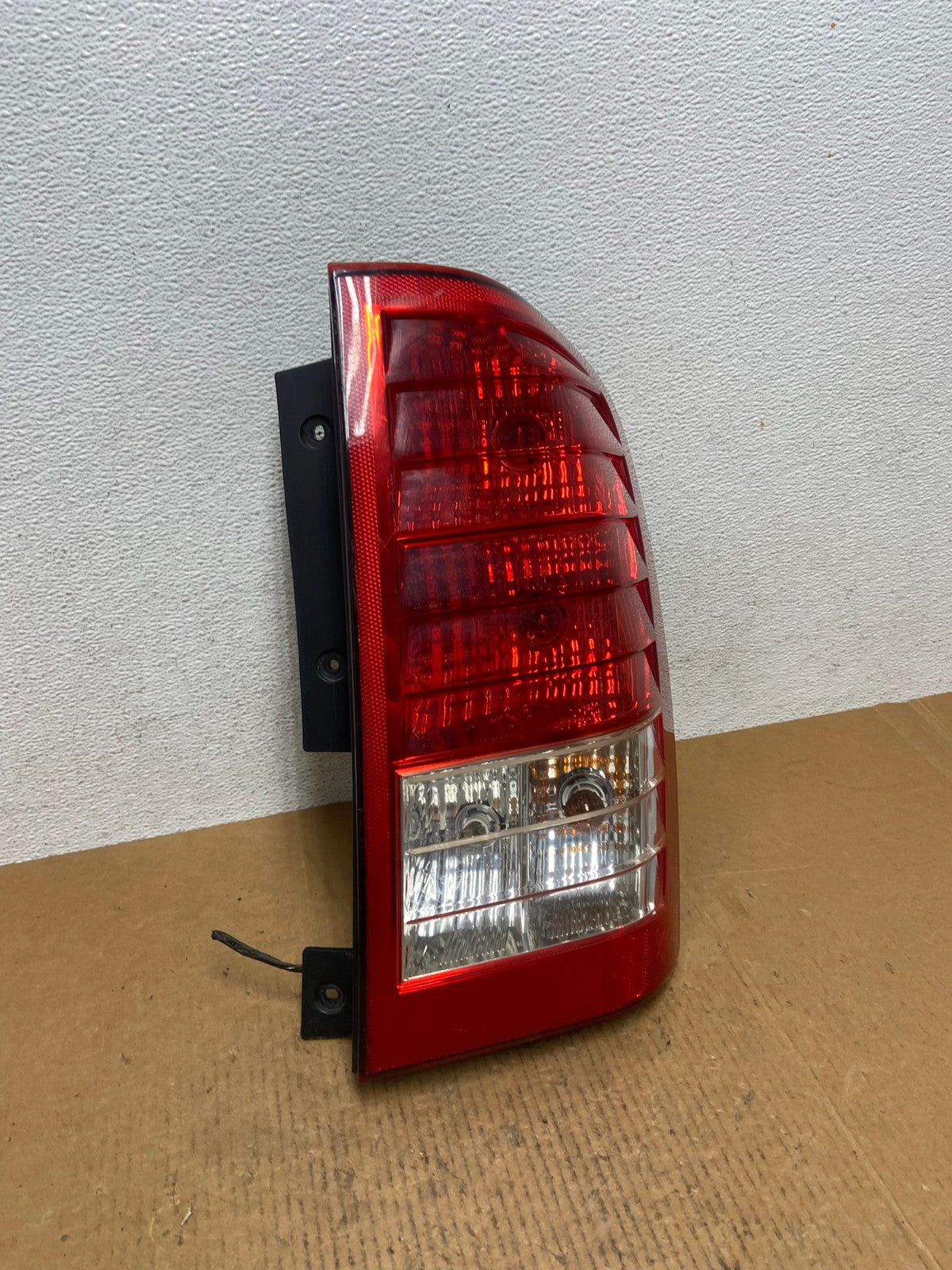 2007 2010 Hyundai Entourage Right Passenger RH Tail Light AE0343 LK2