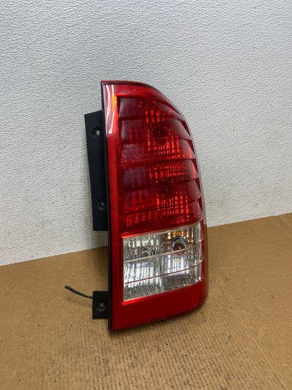 2007 2010 Hyundai Entourage Right Passenger RH Tail Light AE0343 LK2