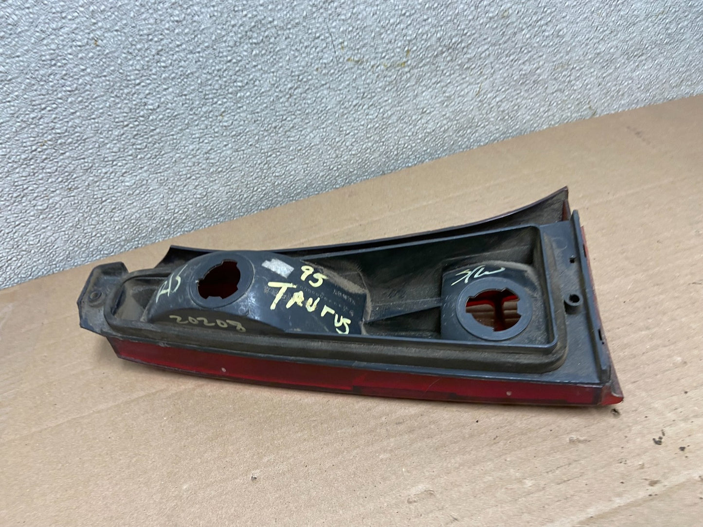 1986 - 1991 Ford Taurus Wagon Right Passenger RH Side Tail Light AA8674 LK7