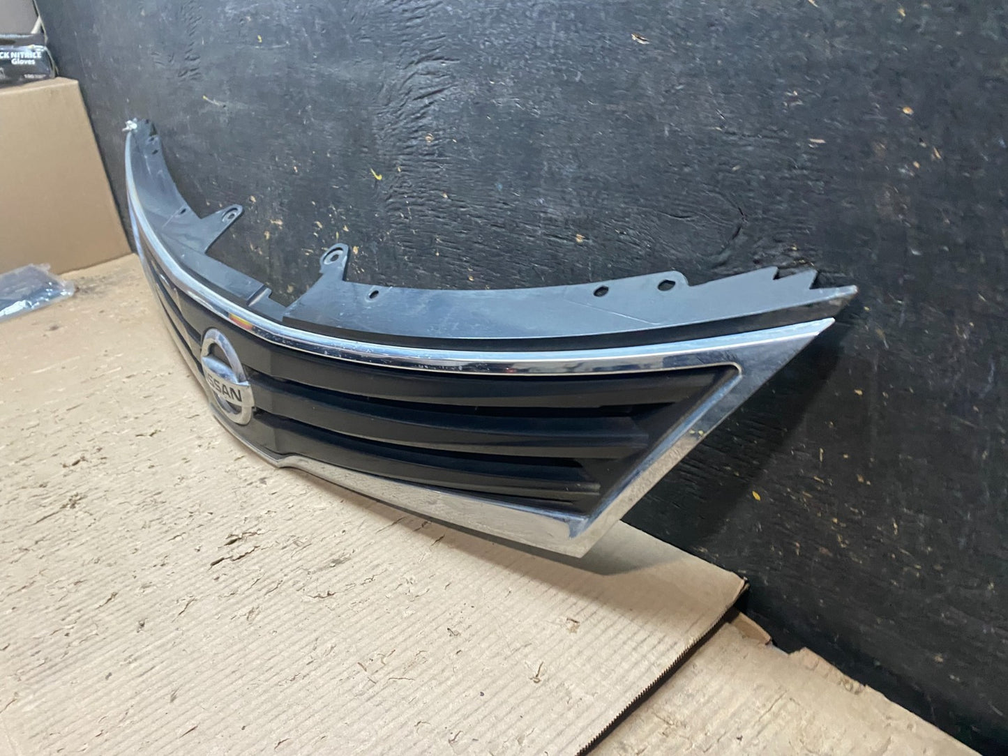 2010 to 2012 Nissan Versa Hatchback Front Upper Grill Grille Oem  X9379 DG1