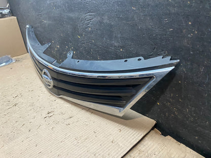 2010 to 2012 Nissan Versa Hatchback Front Upper Grill Grille Oem  X9379 DG1