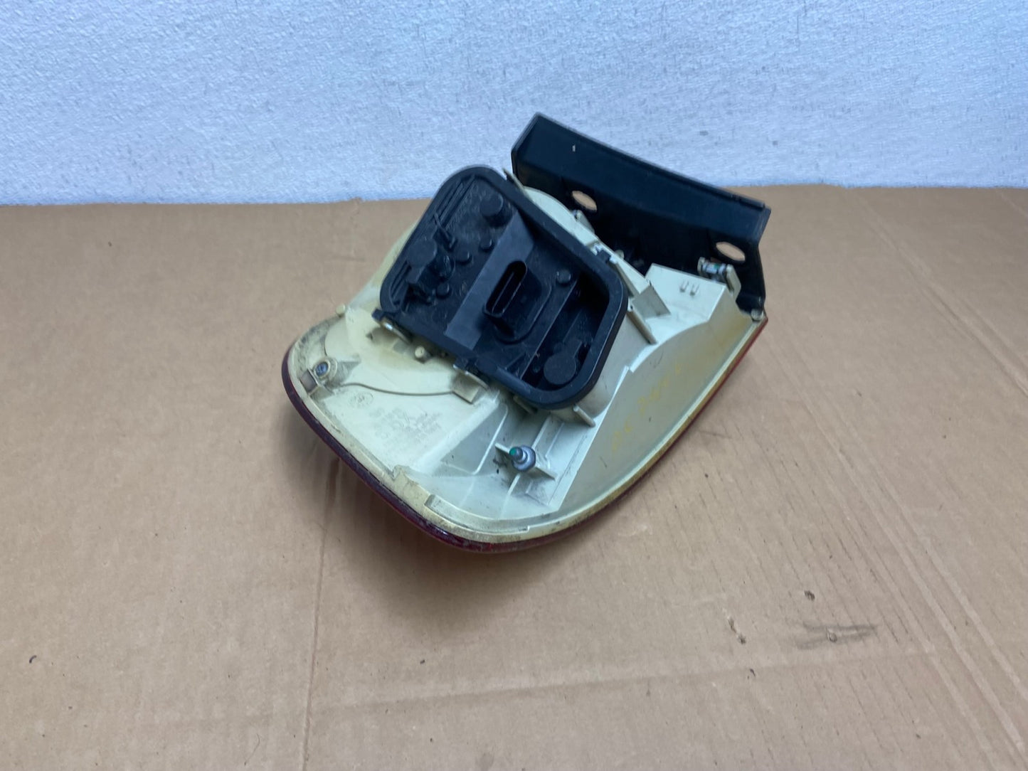 2004-2007 Volkswagen Touareg Right Passenger Side Rh Tail Light AC7466 LK5