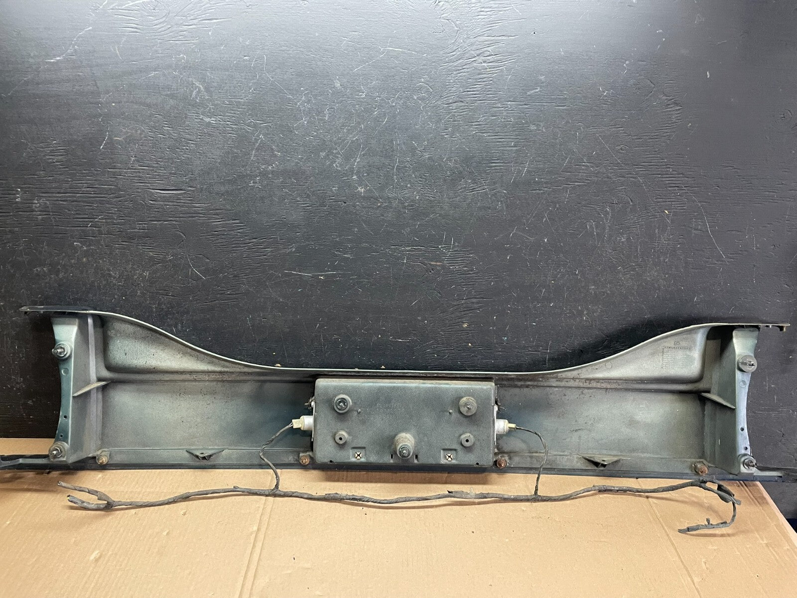 1986 - 1990 Oldsmobile Delta 88 Tail Light Panel Oem Valance Filler M9012 DG10