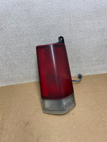 2001 2002 Chevrolet Express 1500 2500 3500 Right Passenger Tail Light W8457 DW2