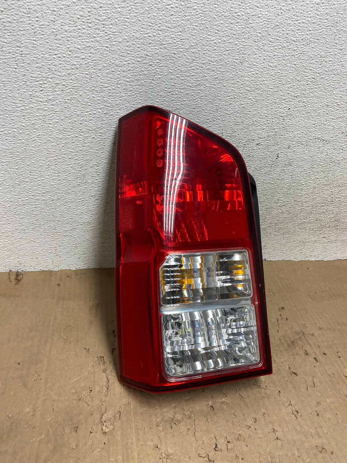 2005 to 2012 Nissan Pathfinder Tail light Left Driver Lh Side AE9268 LK2