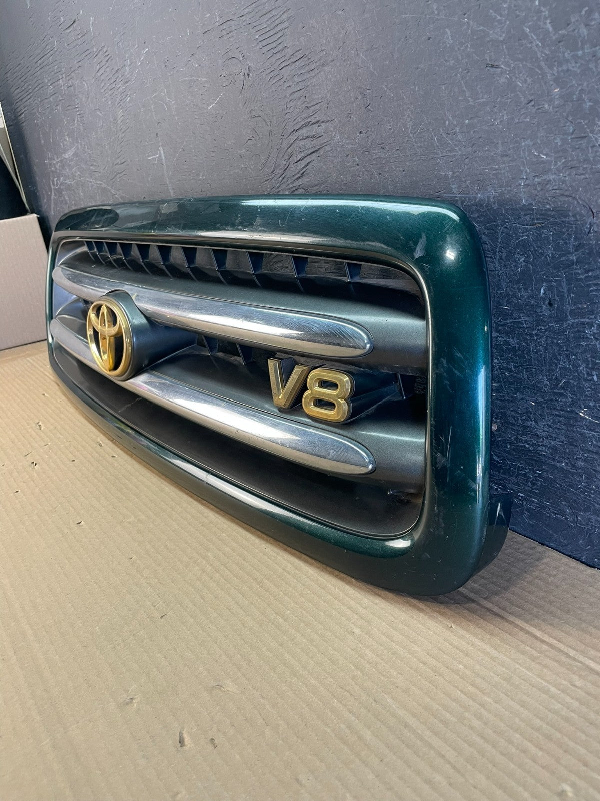 2001 to 2004 Toyota Sequoia Front Upper Grill Grille W/ Emblem AE8673 DG1