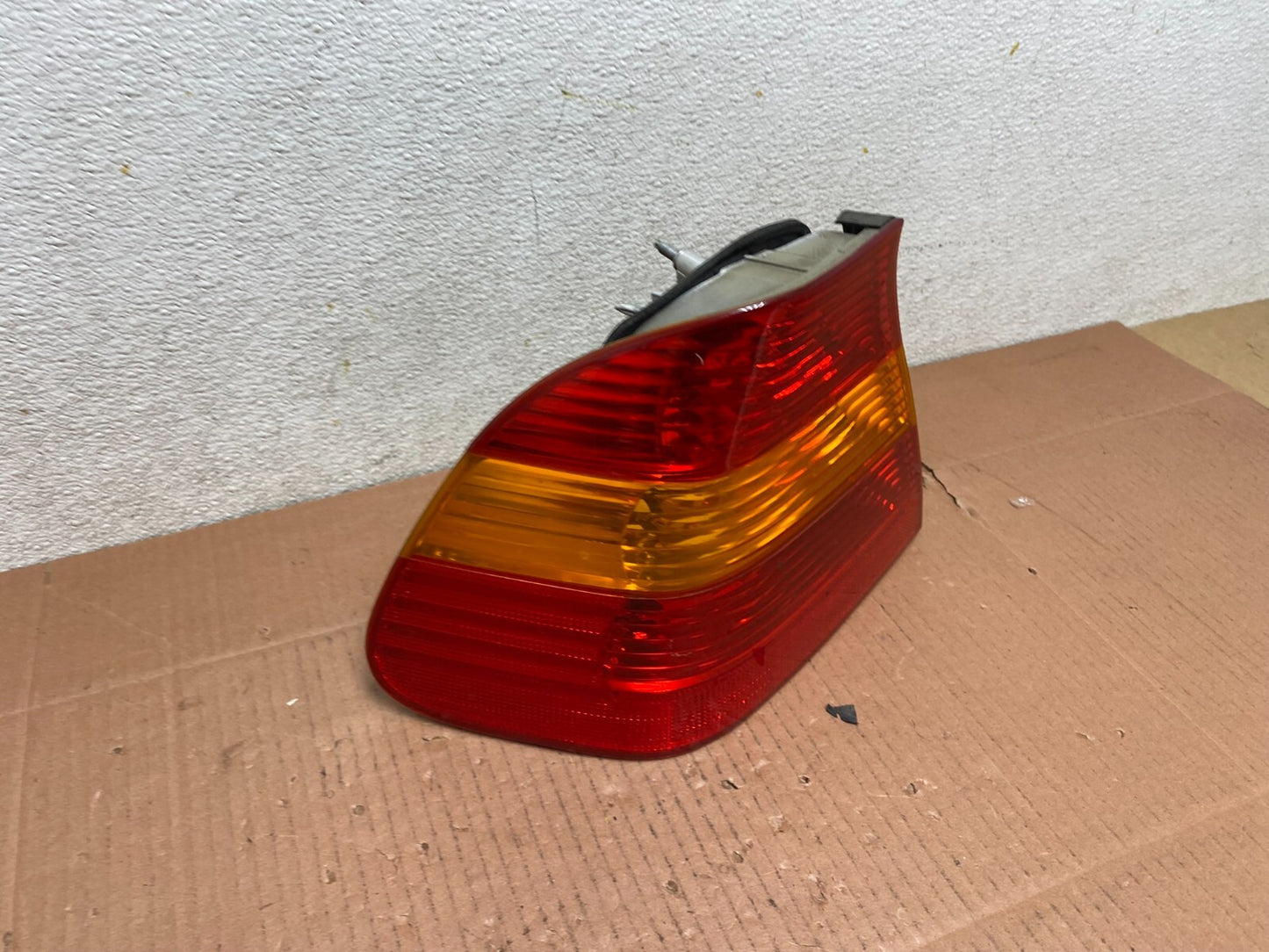 2002 -  2005 BMW 3 E46 Series Left Driver Side Lh Tail Light L9808 DW2
