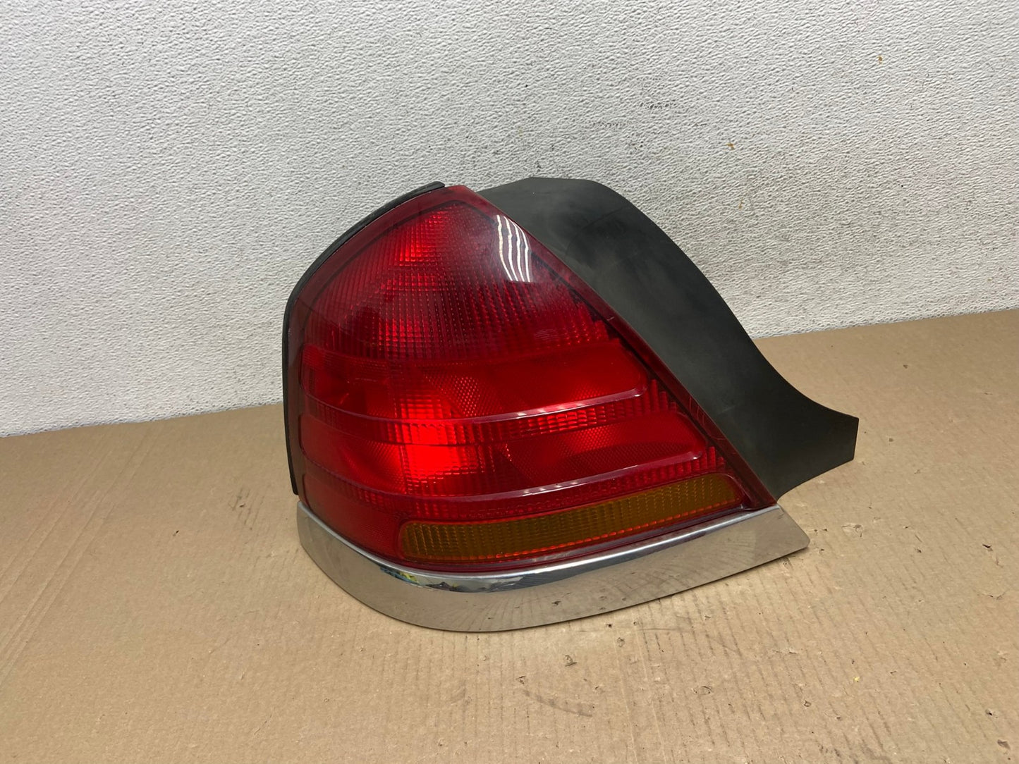 1998-2003 Ford Crown Victoria Left Driver Lh Side Tail Light AE9541 LK0