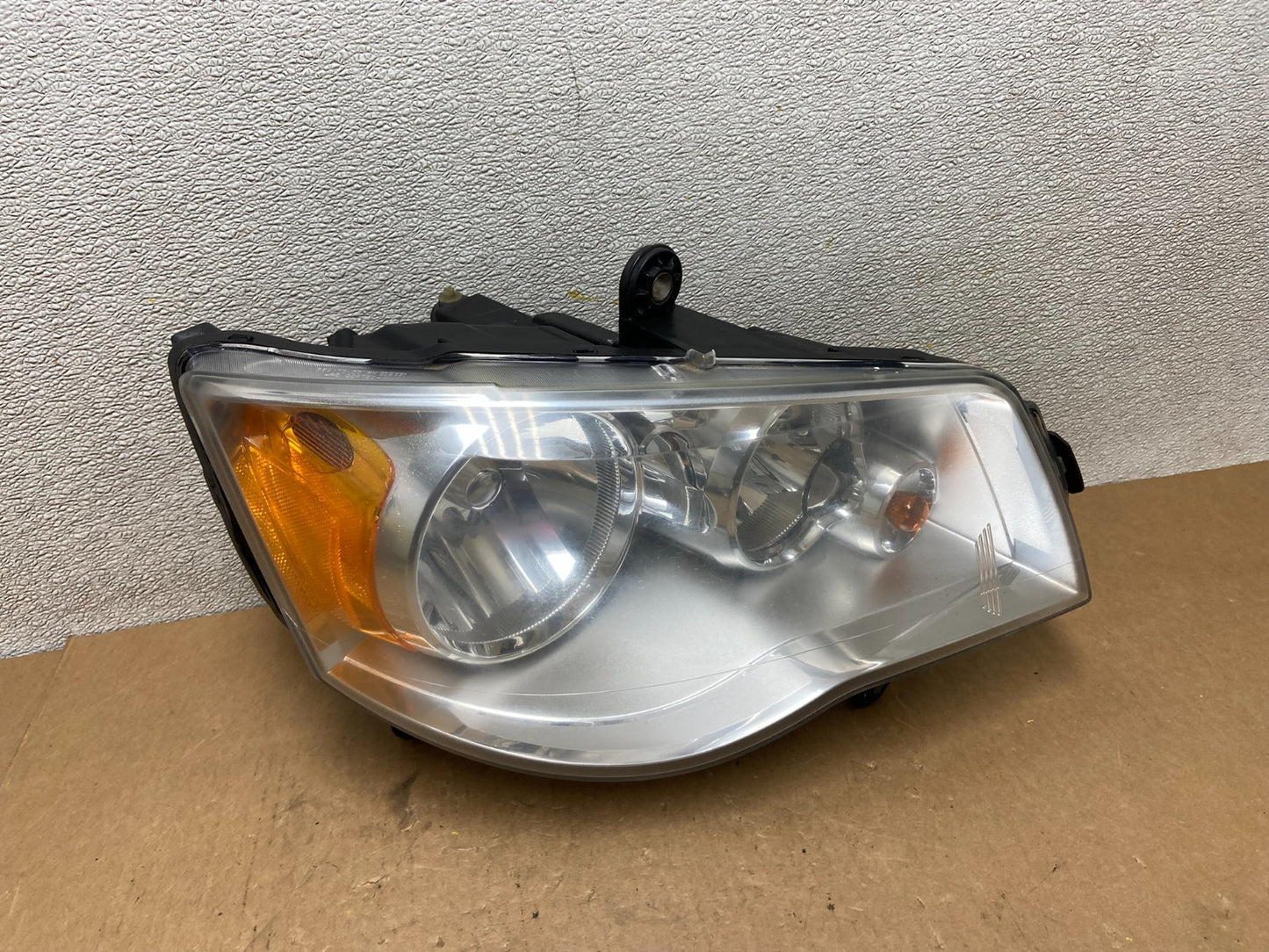 2011 to 2016 Chrysler Town and Country Right Passenger Headlight Z6917 DW0