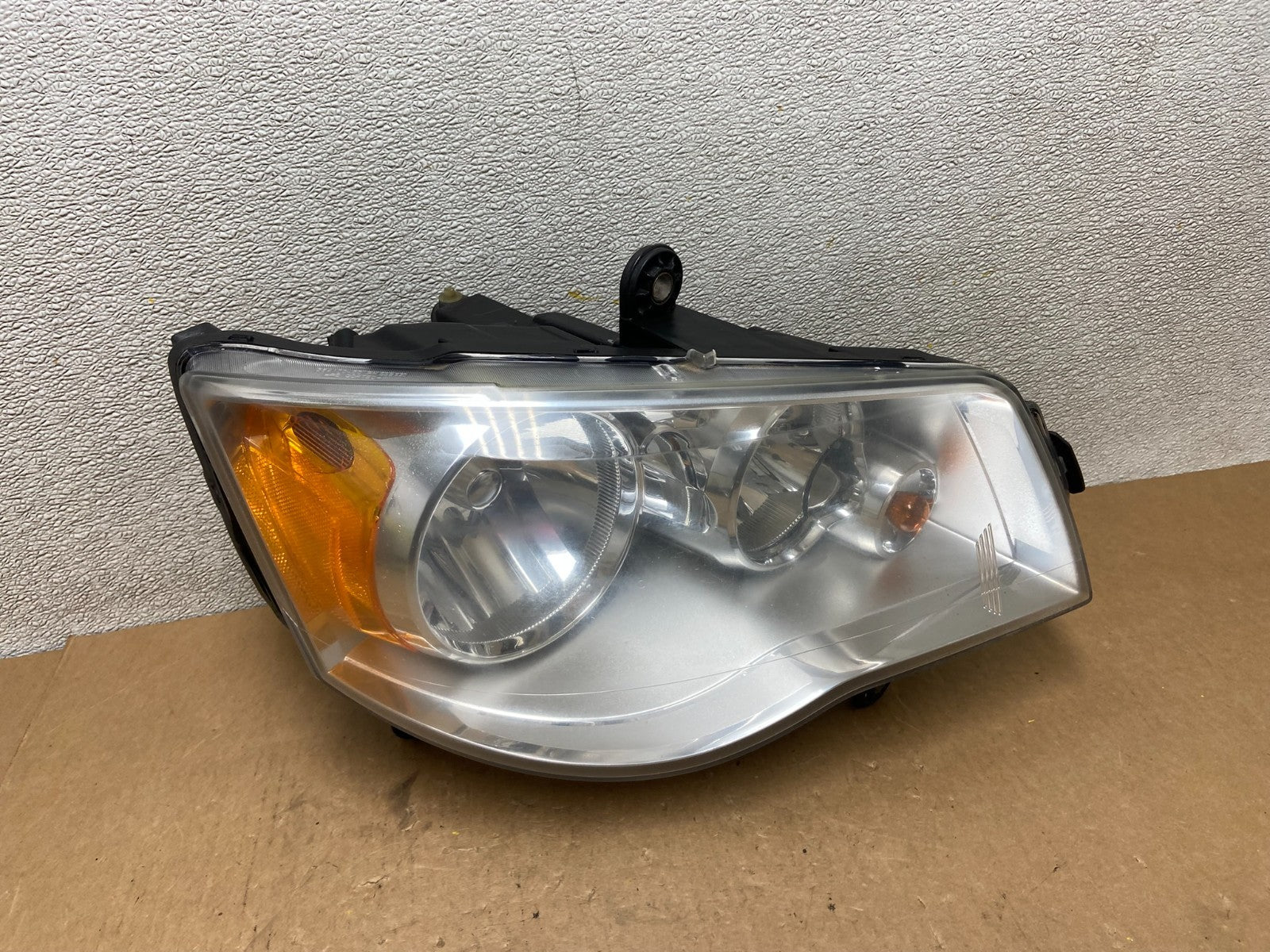 2011 to 2016 Chrysler Town and Country Right Passenger Headlight Z6917 DW0