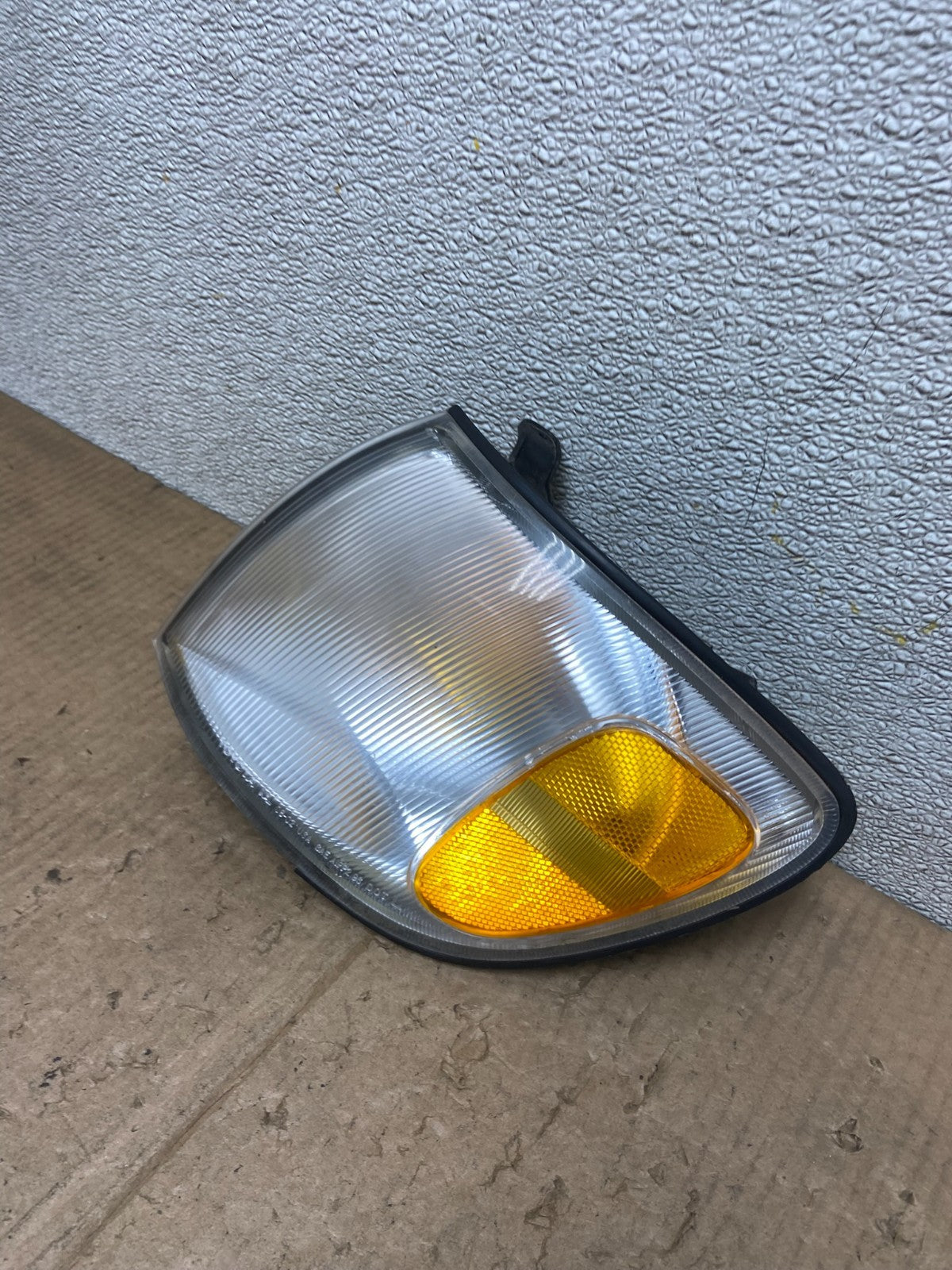 1998 to 2000 Toyota Sienna Left Driver Side Turn Signal Marker Lamp AA7119 DW1