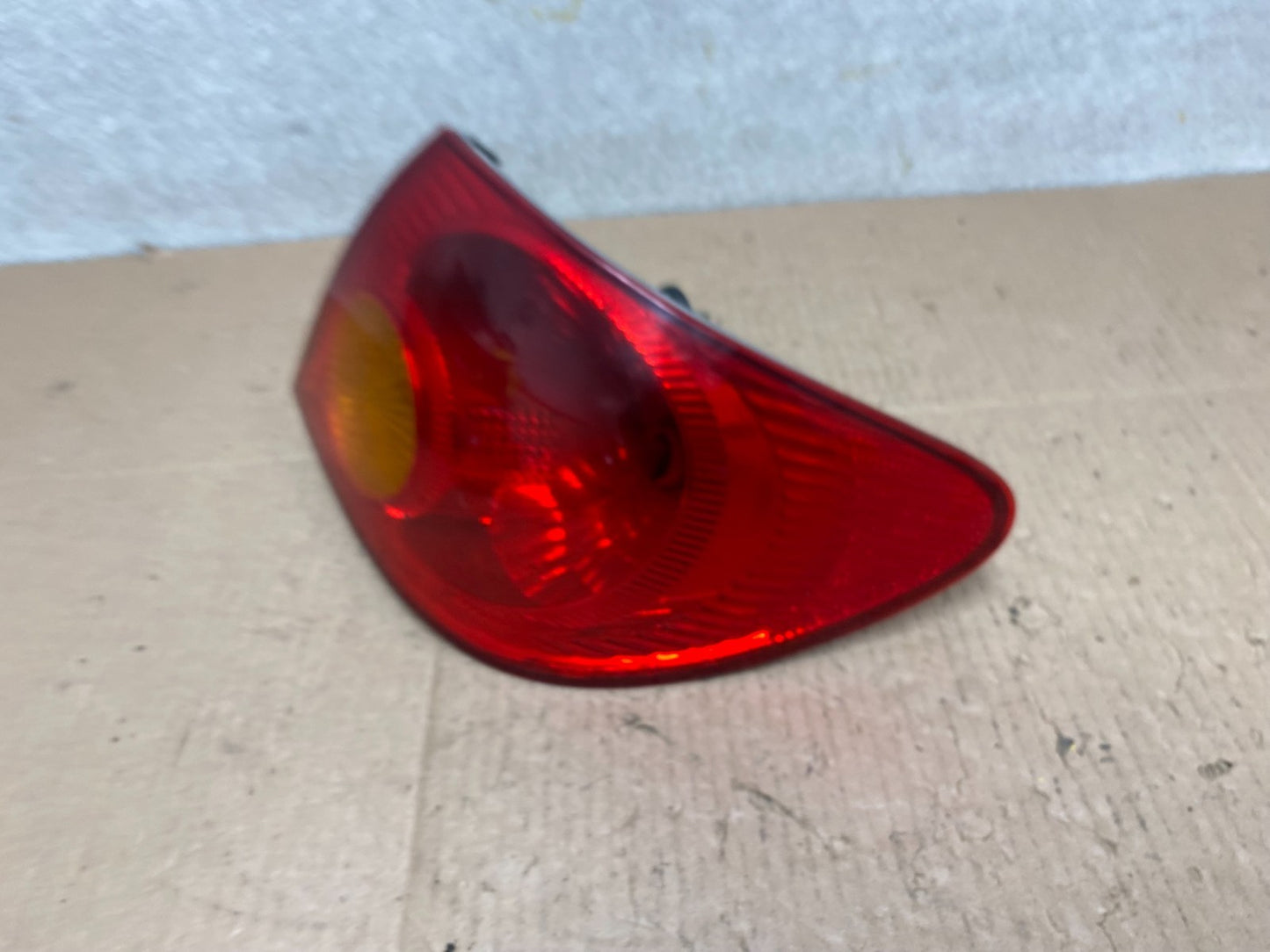 2003 to 2005 Toyota Corolla Right Passenger RH Side Tail Light Oem W0849 DW1