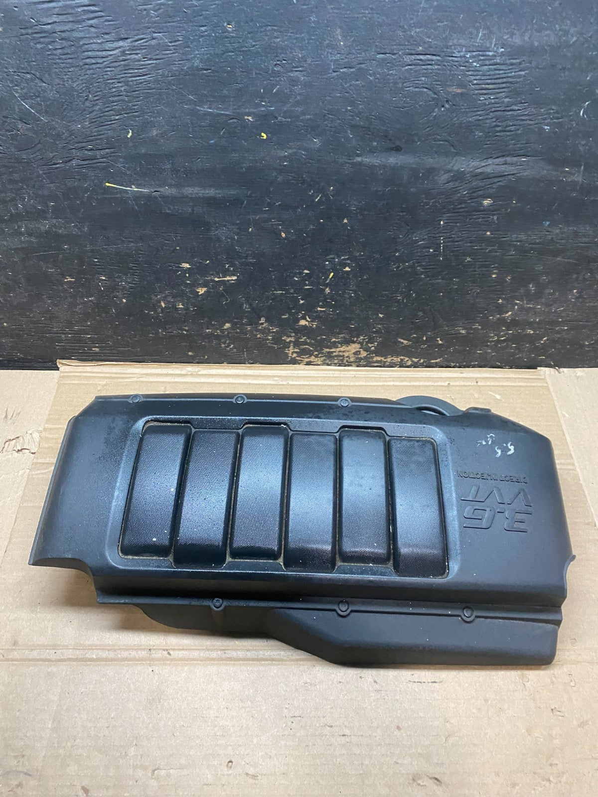 2007 to 2008 GMC Acadia 3.6L VVT Engine Cover Shield OEM v2666 DG1
