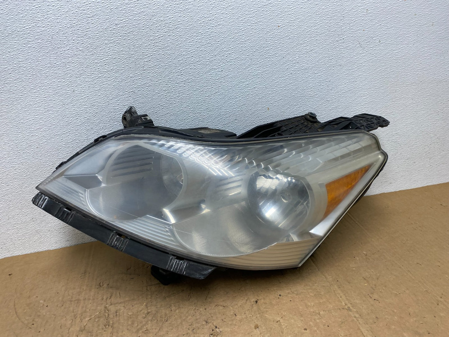 2009 to 2012 Chevrolet Traverse Left Driver Side Halogen Headlight AD0617 DW0